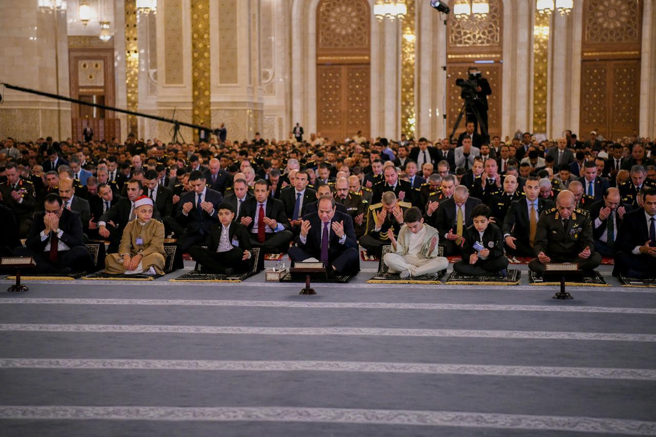 الرئيس السيسي يؤدى صلاة عيد الفطر بمسجد مصر الكبير