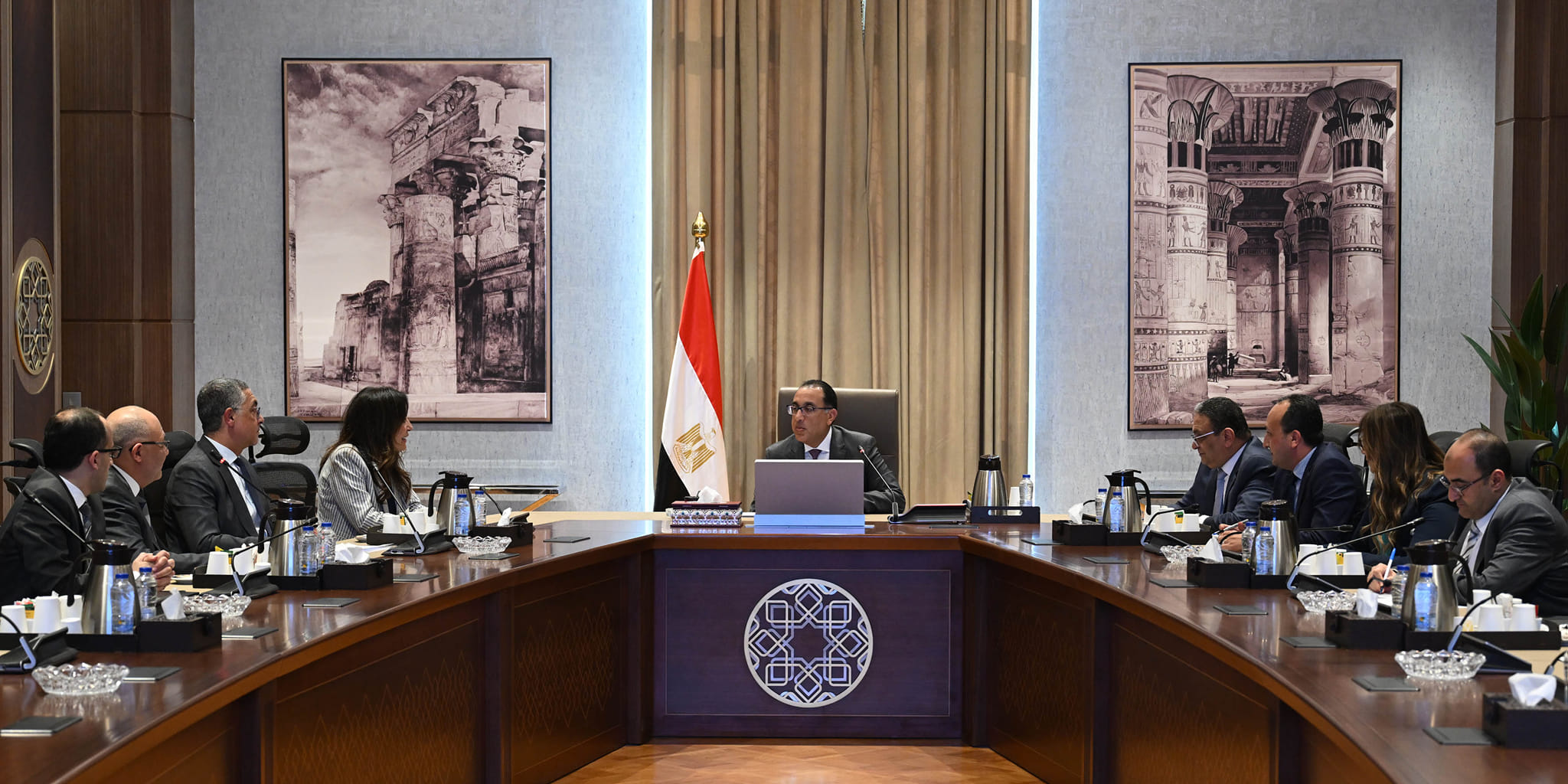 رئيس الوزراء مع العضو المنتدب لشركة هايير الصينية