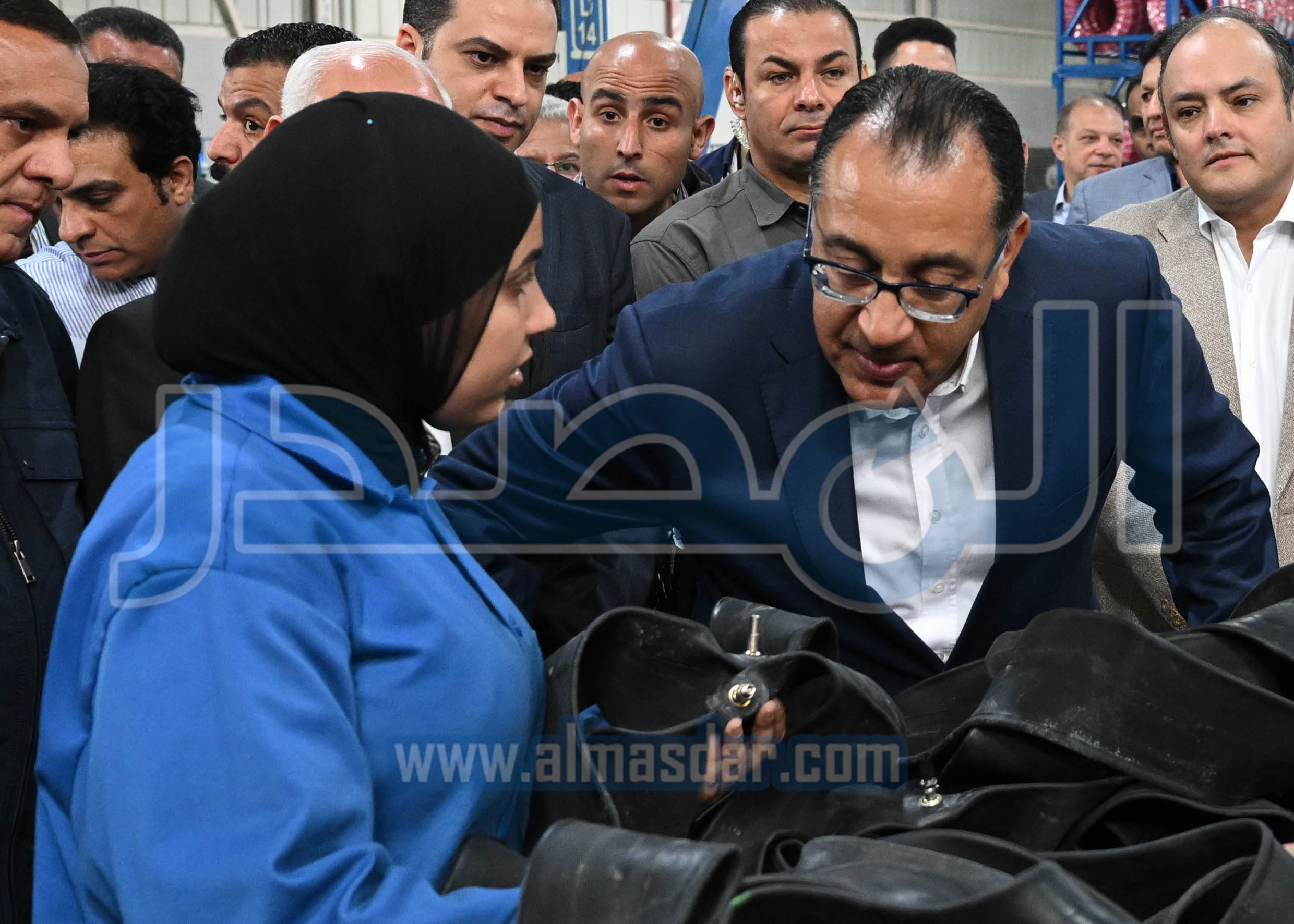 التشغيل التجريبي لتصنيع مقاسات مختلفة لإطارات السيارات