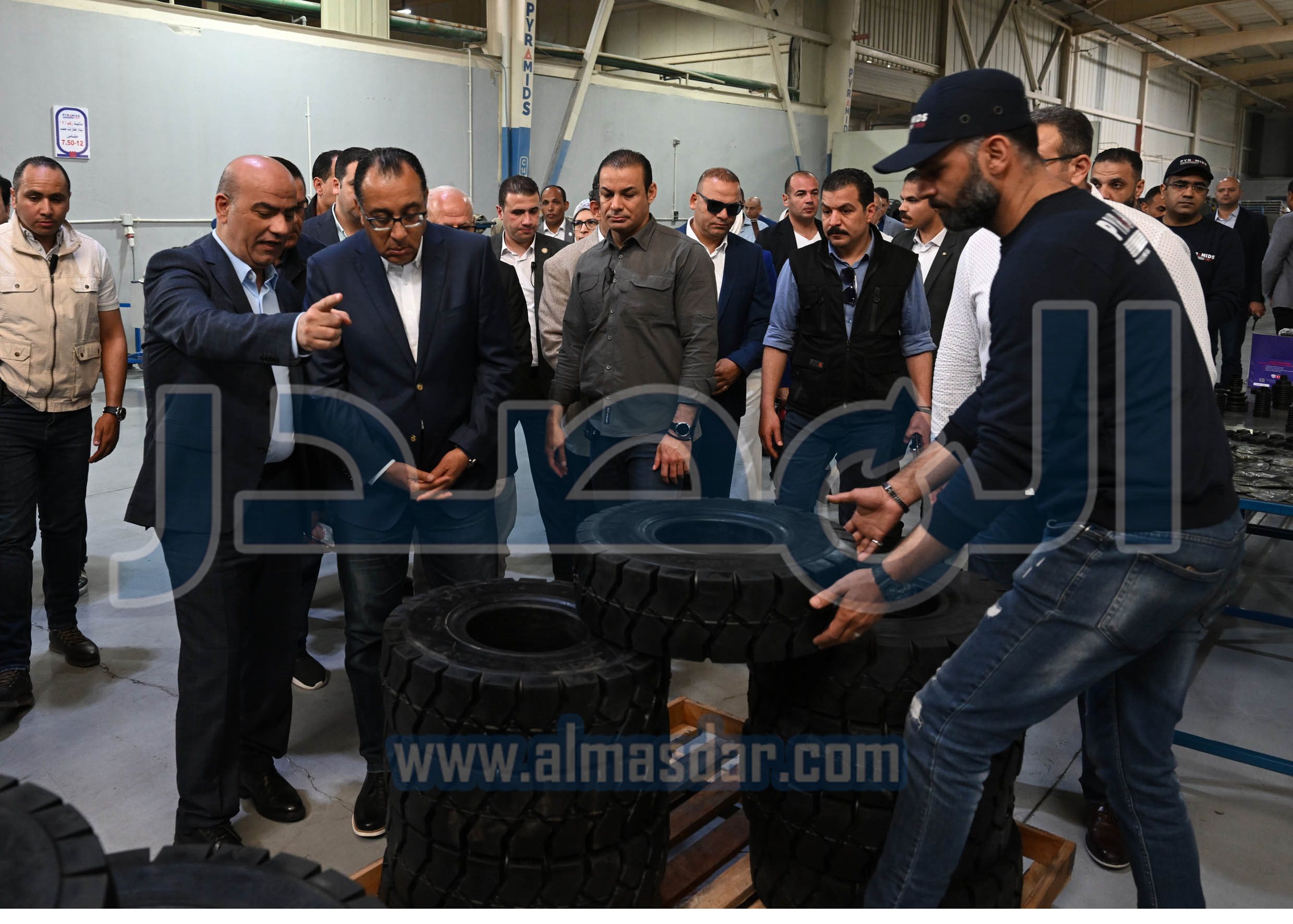 التشغيل التجريبي لتصنيع مقاسات مختلفة لإطارات السيارات