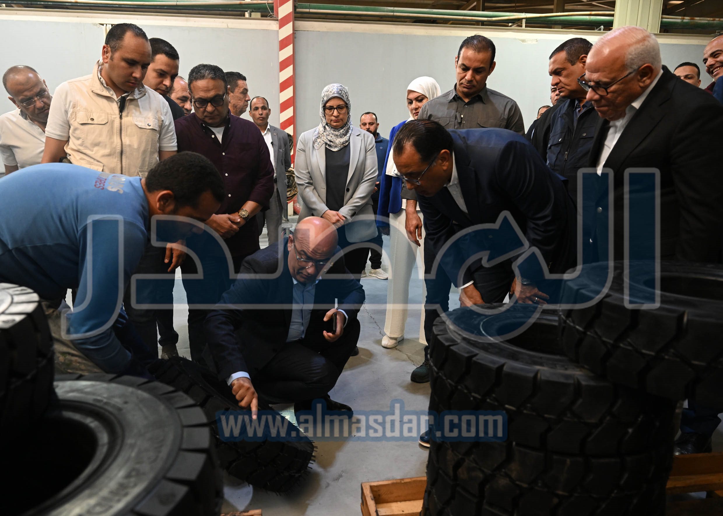 التشغيل التجريبي لتصنيع مقاسات مختلفة لإطارات السيارات