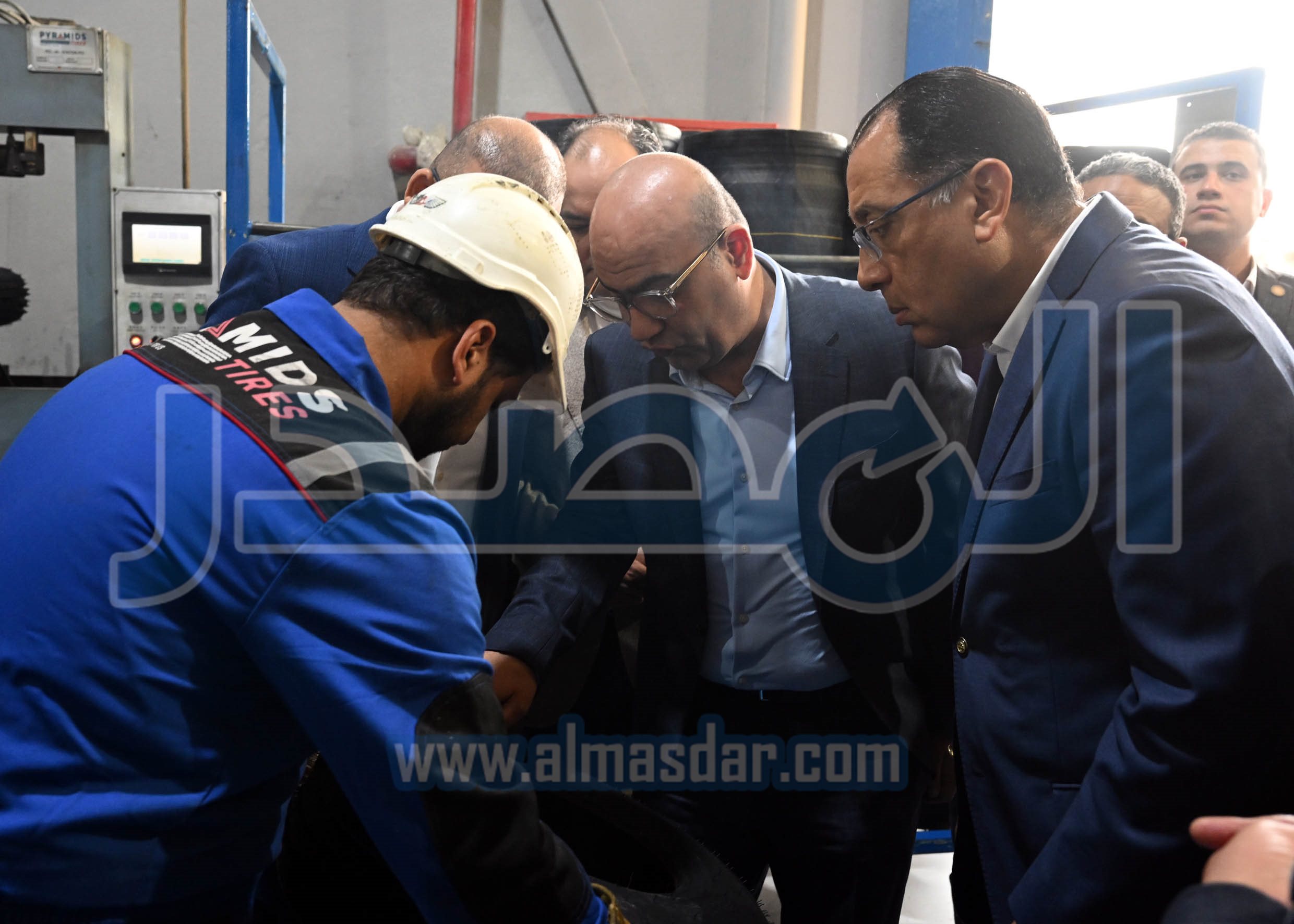 التشغيل التجريبي لتصنيع مقاسات مختلفة لإطارات السيارات