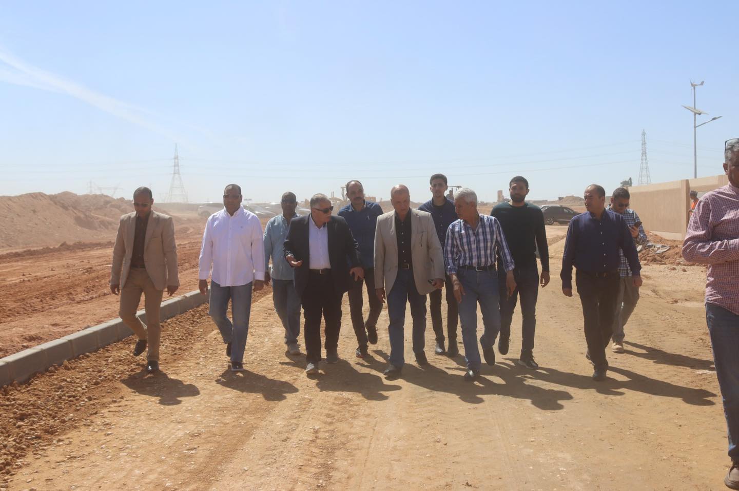 الجزار يتابع أعمال الطرق بالمنطقة الصناعية بالعاشر من رمضان