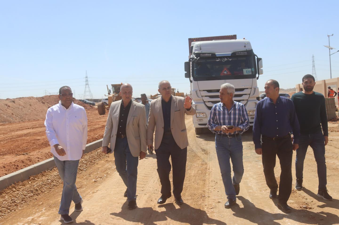الجزار يتابع أعمال الطرق بالمنطقة الصناعية بالعاشر من رمضان