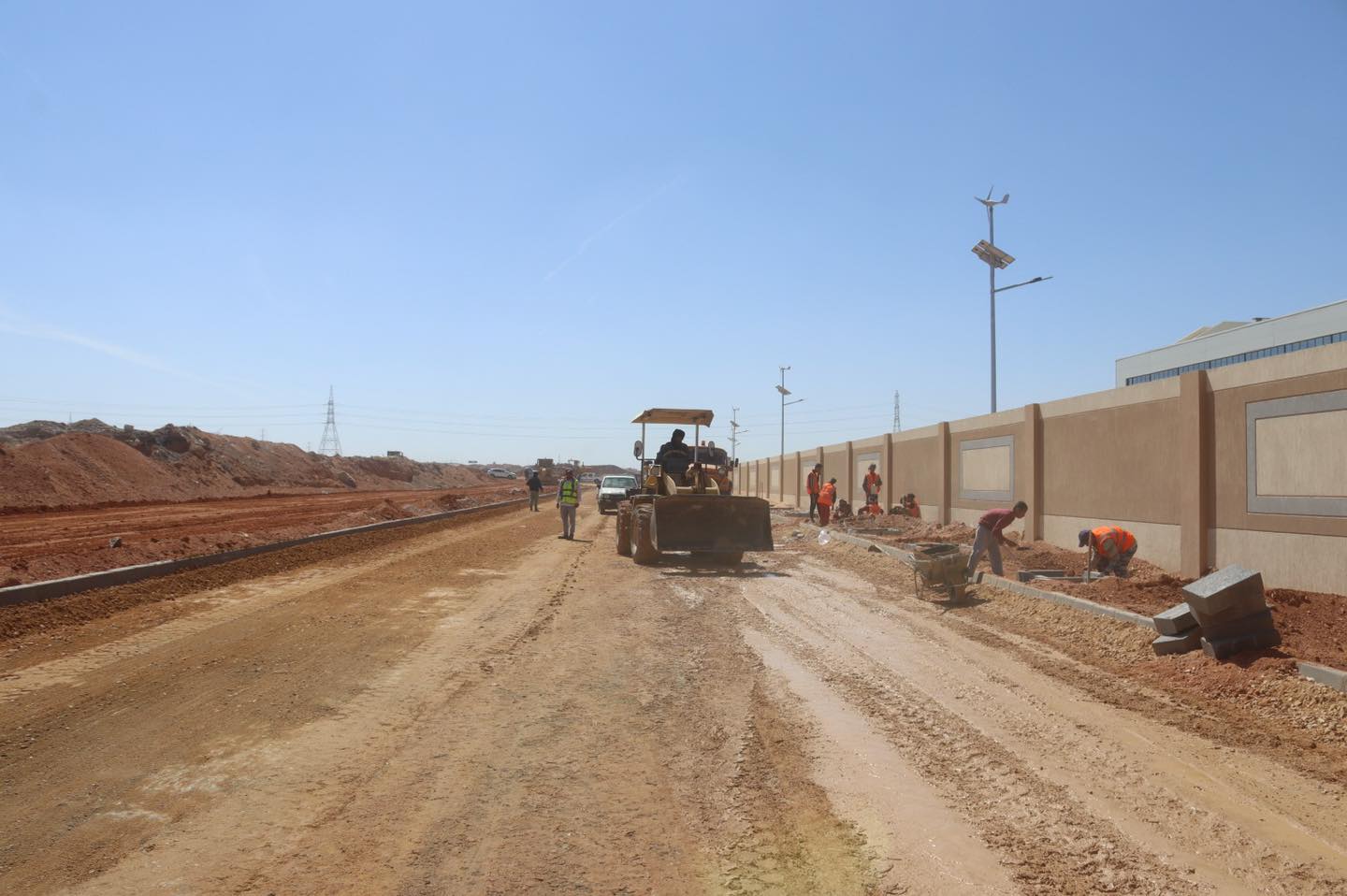 الجزار يتابع أعمال الطرق بالمنطقة الصناعية بالعاشر من رمضان