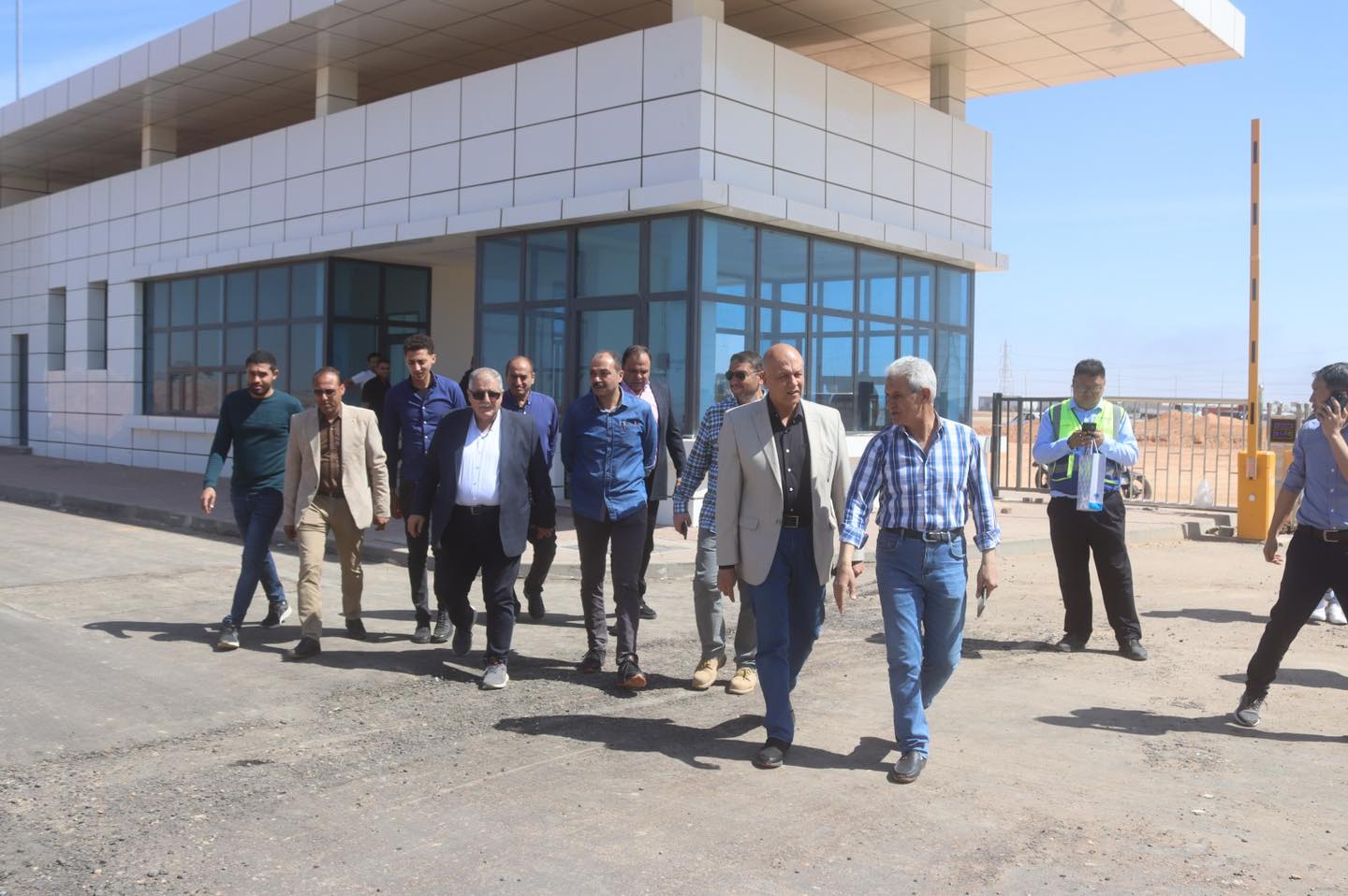 الجزار يتابع أعمال الطرق بالمنطقة الصناعية بالعاشر من رمضان