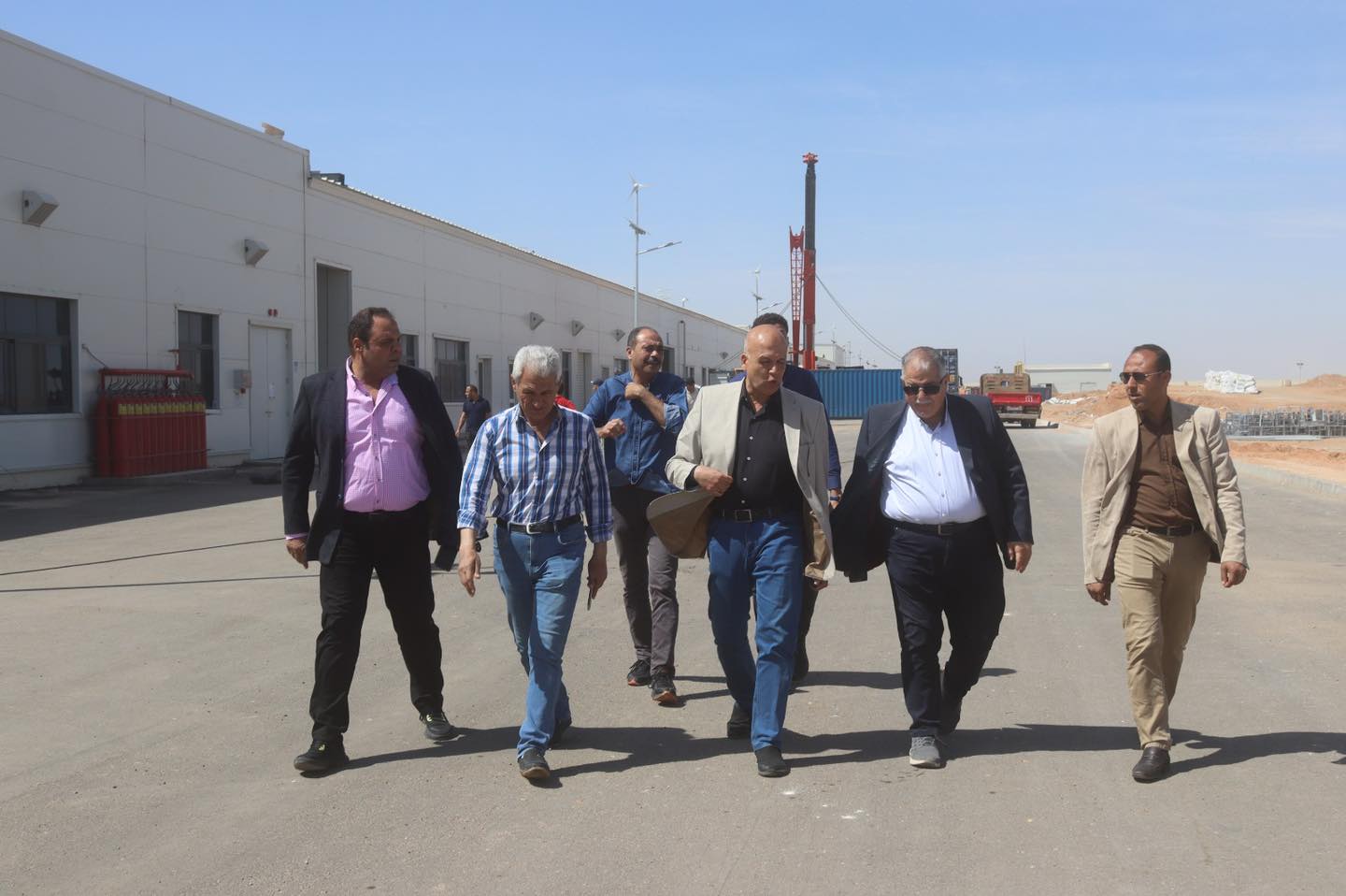 الجزار يتابع أعمال الطرق بالمنطقة الصناعية بالعاشر من رمضان