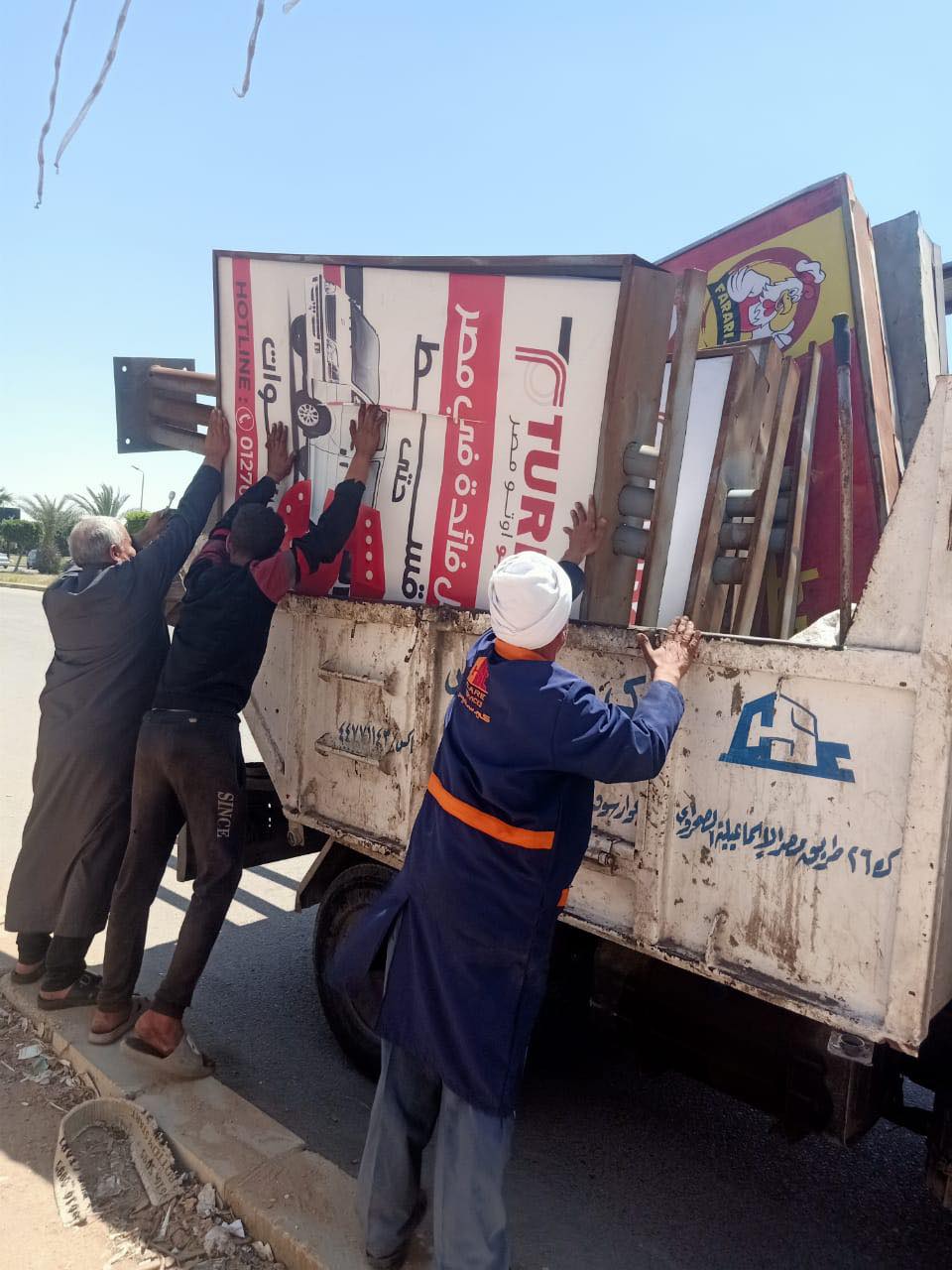 الجزار يتابع أعمال الطرق بالمنطقة الصناعية بالعاشر من رمضان
