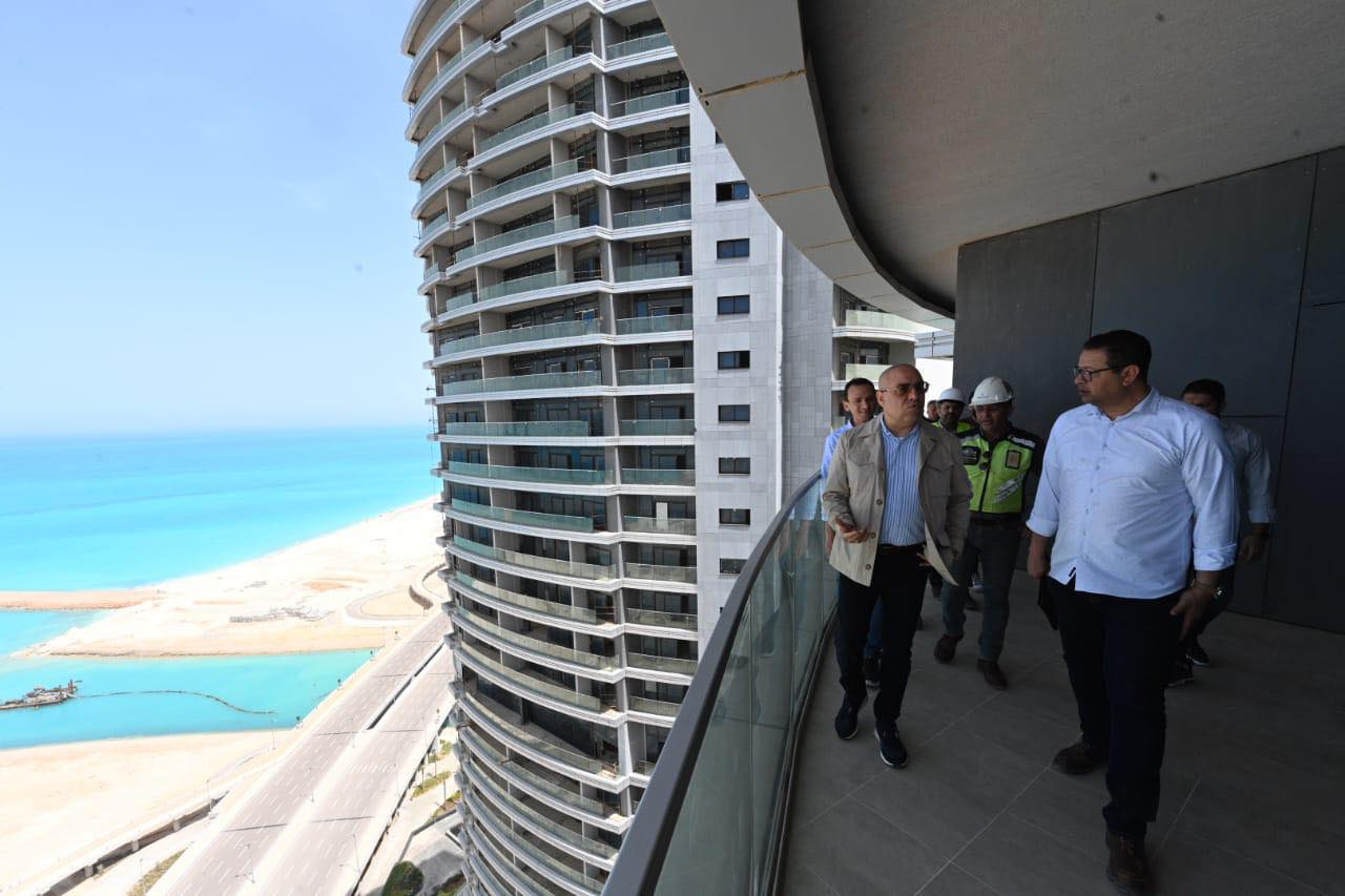 وزير الإسكان يتفقد أعمال التشطيبات بأبراج المنطقة الشاطئية