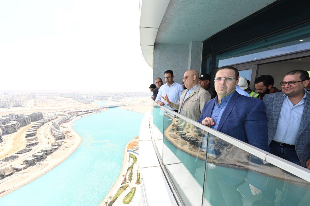 وزير الإسكان يتفقد أعمال التشطيبات بأبراج المنطقة الشاطئية