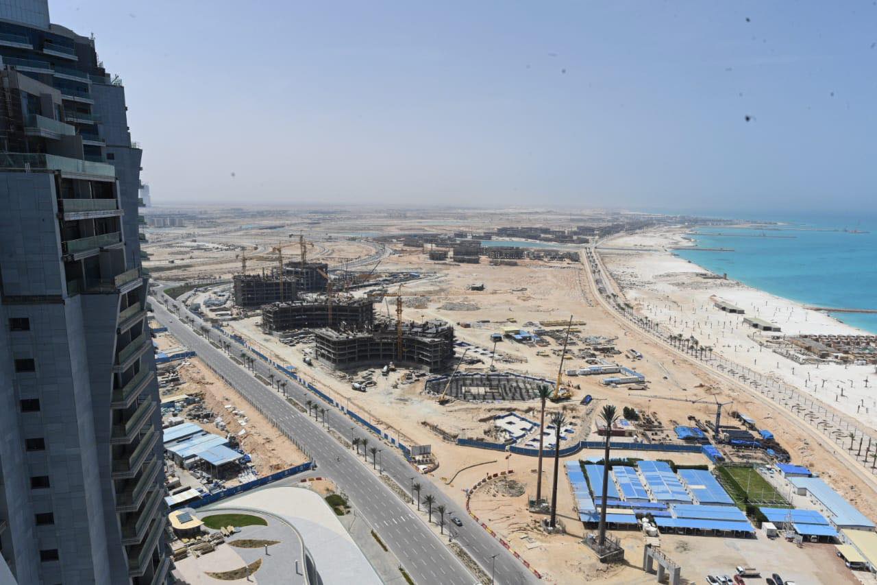 وزير الإسكان يتفقد أعمال التشطيبات بأبراج المنطقة الشاطئية