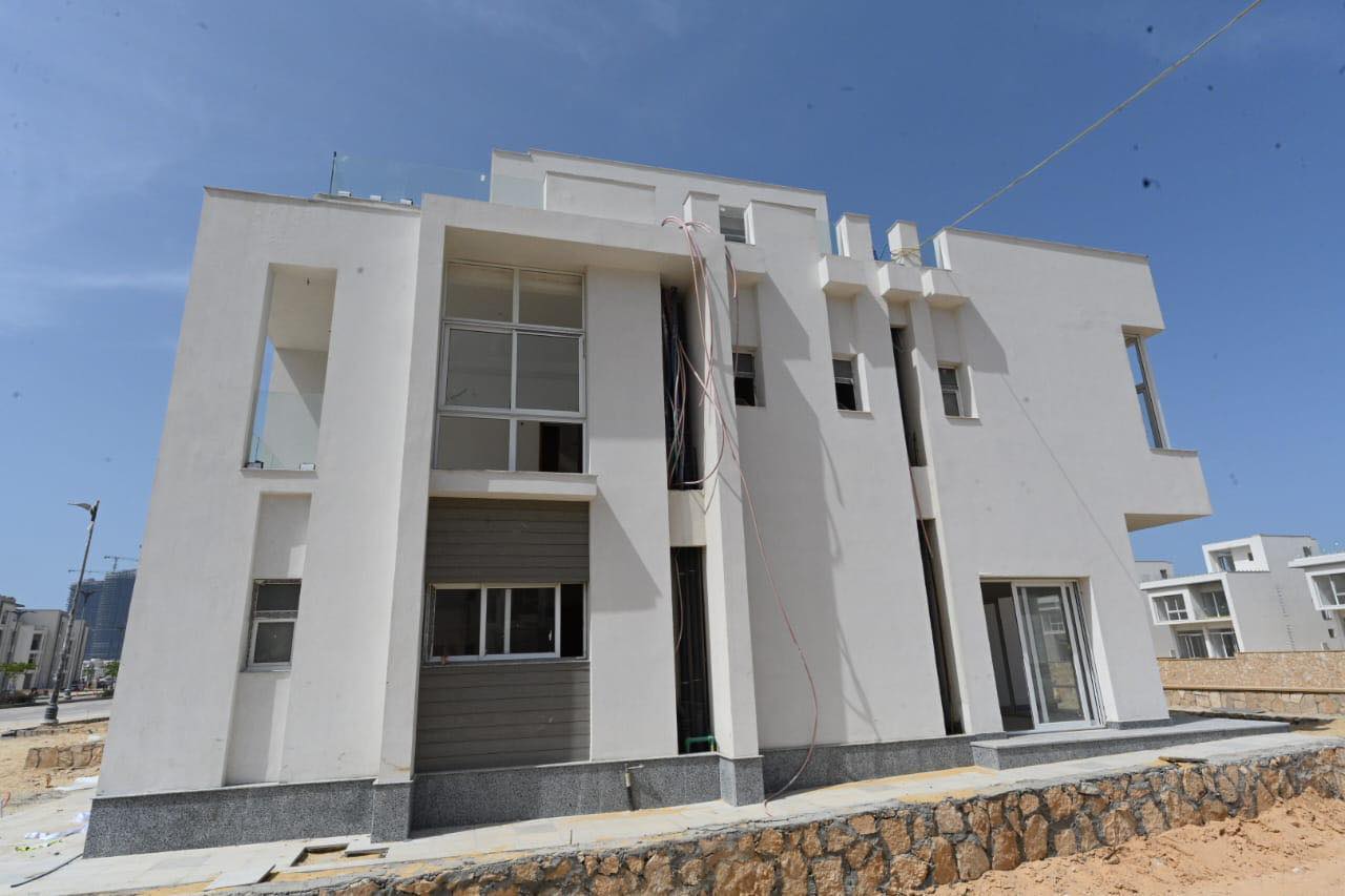 وزير الإسكان يتفقد أعمال التشطيبات بأبراج المنطقة الشاطئية