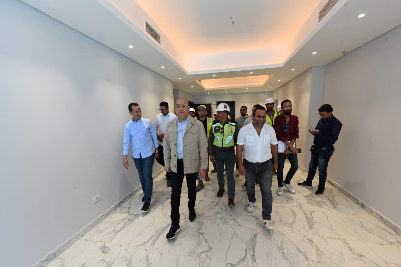 وزير الإسكان يتفقد أعمال التشطيبات بأبراج المنطقة الشاطئية