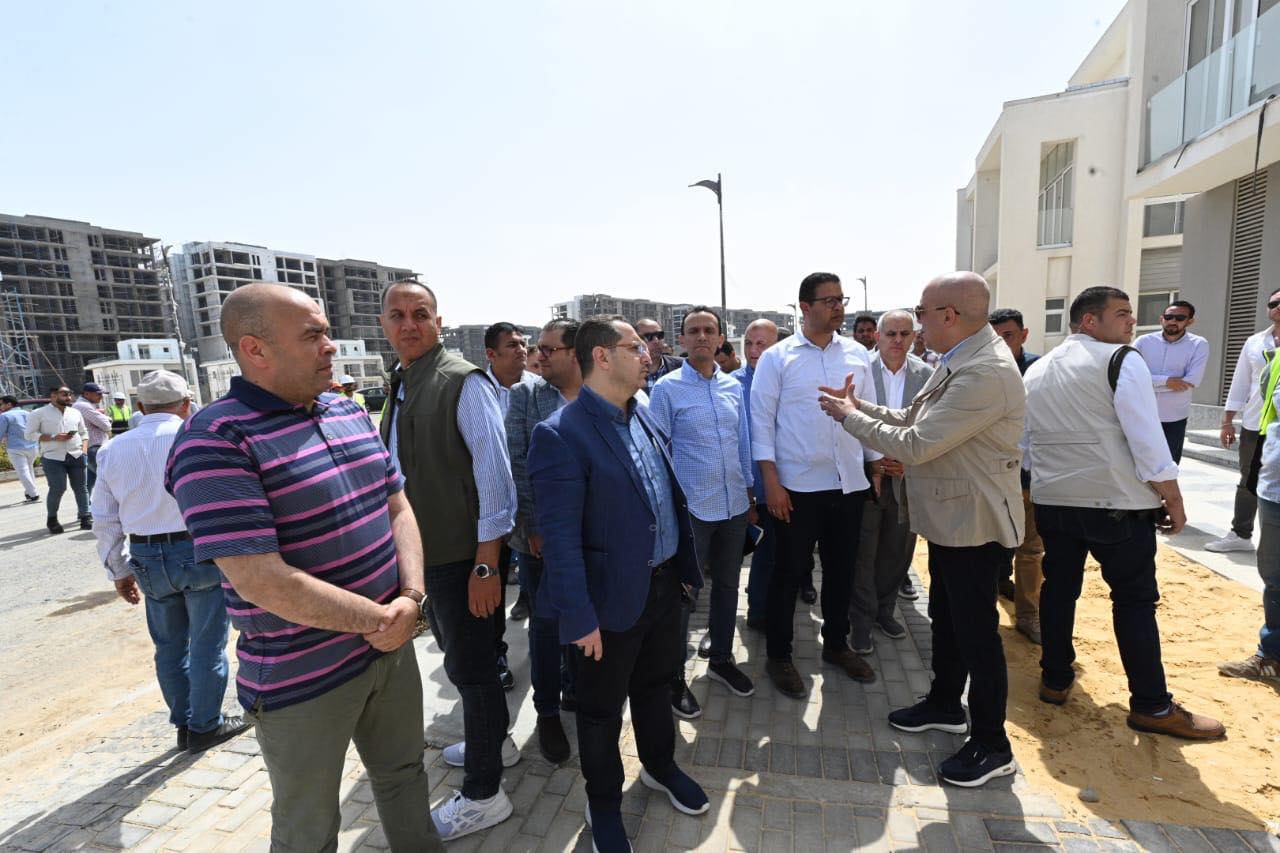 وزير الإسكان يتفقد أعمال التشطيبات بأبراج المنطقة الشاطئية