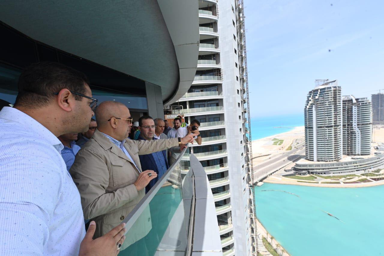 وزير الإسكان يتفقد أعمال التشطيبات بأبراج المنطقة الشاطئية