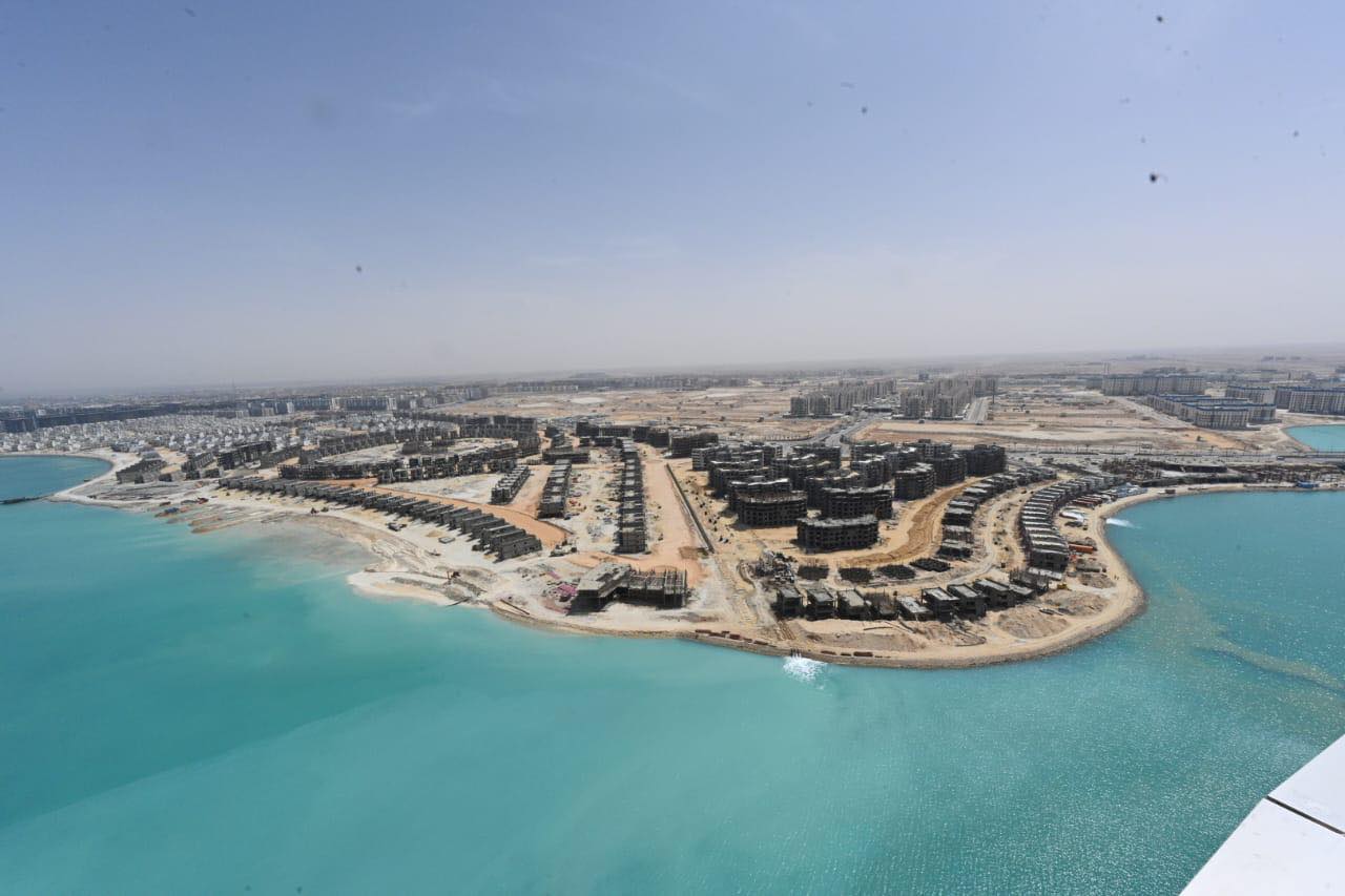 وزير الإسكان يتفقد أعمال التشطيبات بأبراج المنطقة الشاطئية