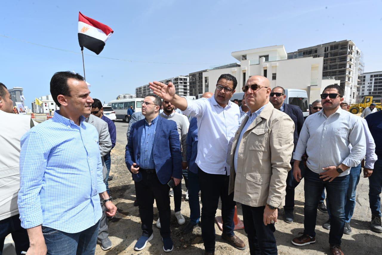 وزير الإسكان يتفقد أعمال التشطيبات بأبراج المنطقة الشاطئية
