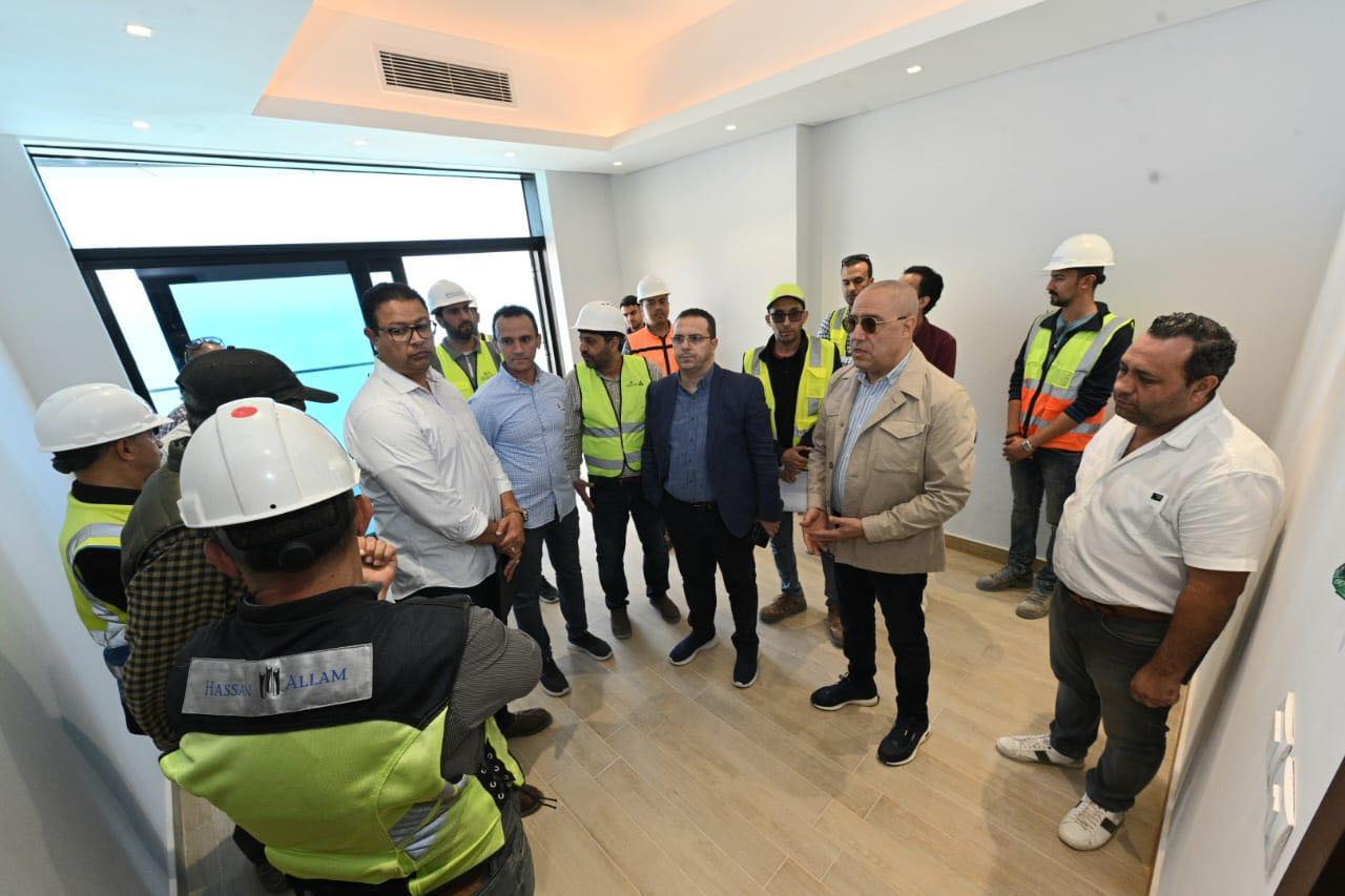 وزير الإسكان يتفقد أعمال التشطيبات بأبراج المنطقة الشاطئية