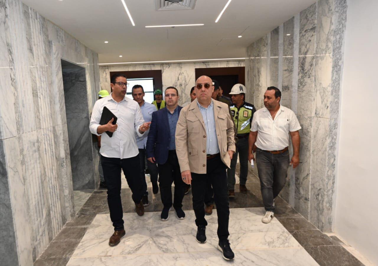 وزير الإسكان يتفقد أعمال التشطيبات بأبراج المنطقة الشاطئية
