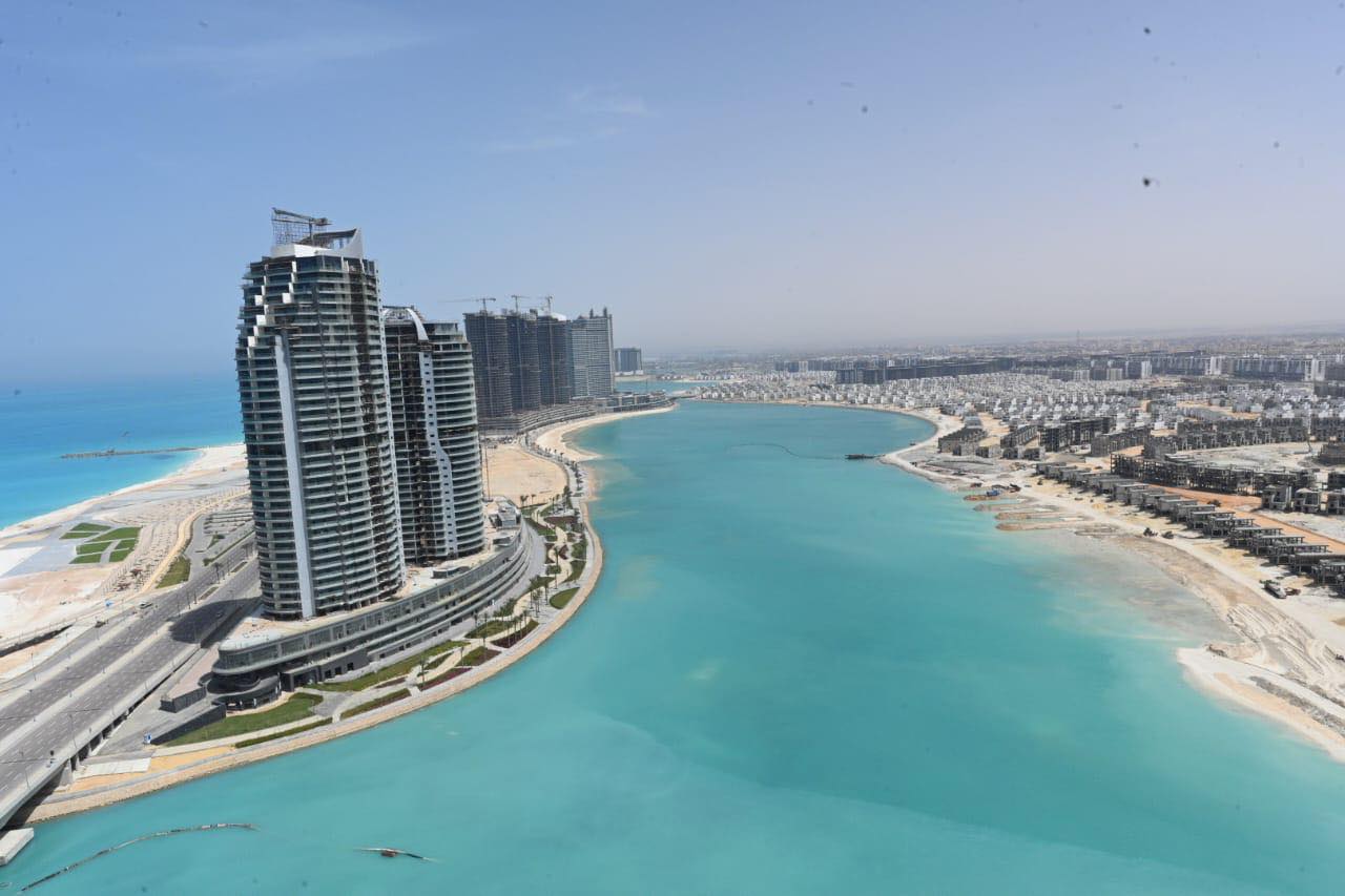 وزير الإسكان يتفقد أعمال التشطيبات بأبراج المنطقة الشاطئية
