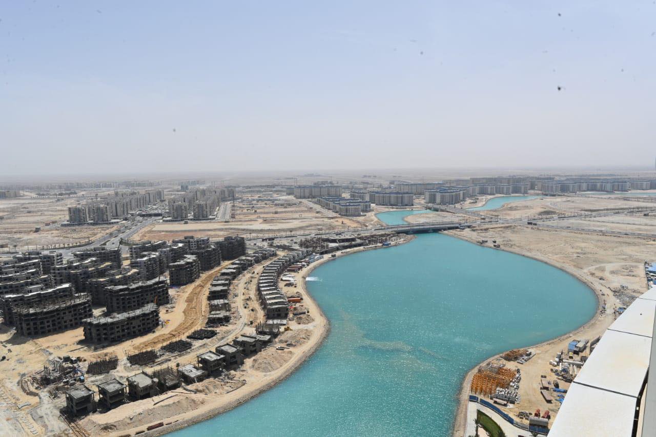 وزير الإسكان يتفقد أعمال التشطيبات بأبراج المنطقة الشاطئية