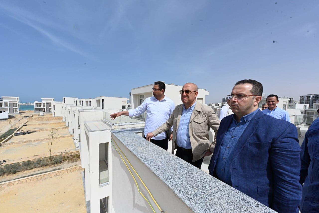 وزير الإسكان يتفقد أعمال التشطيبات بأبراج المنطقة الشاطئية