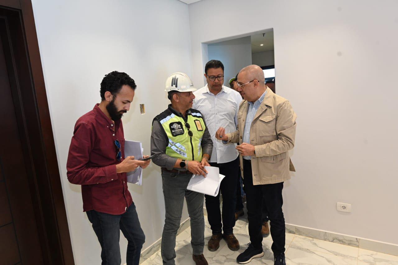 وزير الإسكان يتفقد أعمال التشطيبات بأبراج المنطقة الشاطئية
