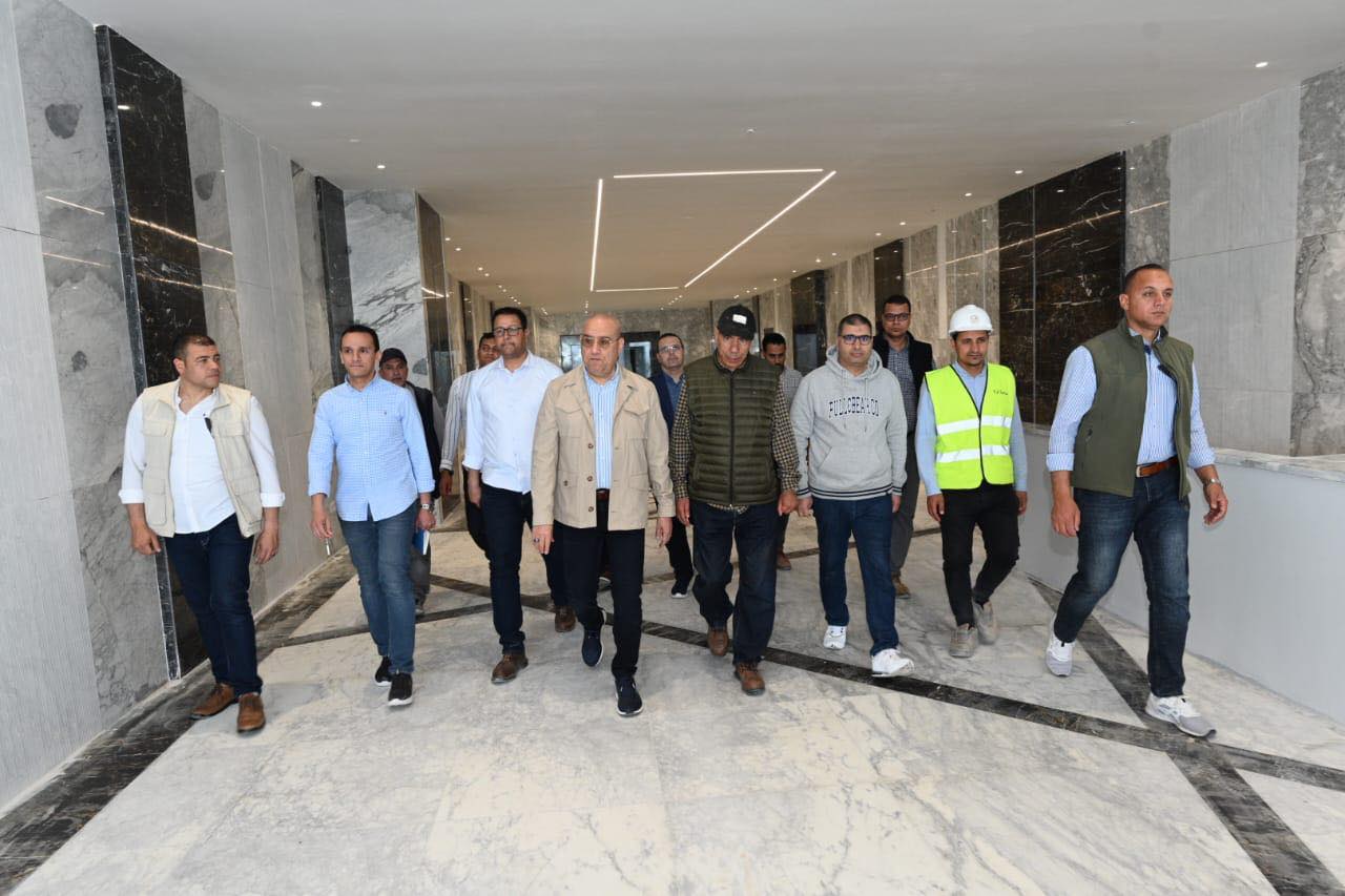 وزير الإسكان يتفقد أعمال التشطيبات بأبراج المنطقة الشاطئية