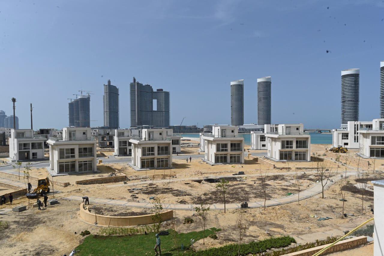 وزير الإسكان يتفقد أعمال التشطيبات بأبراج المنطقة الشاطئية