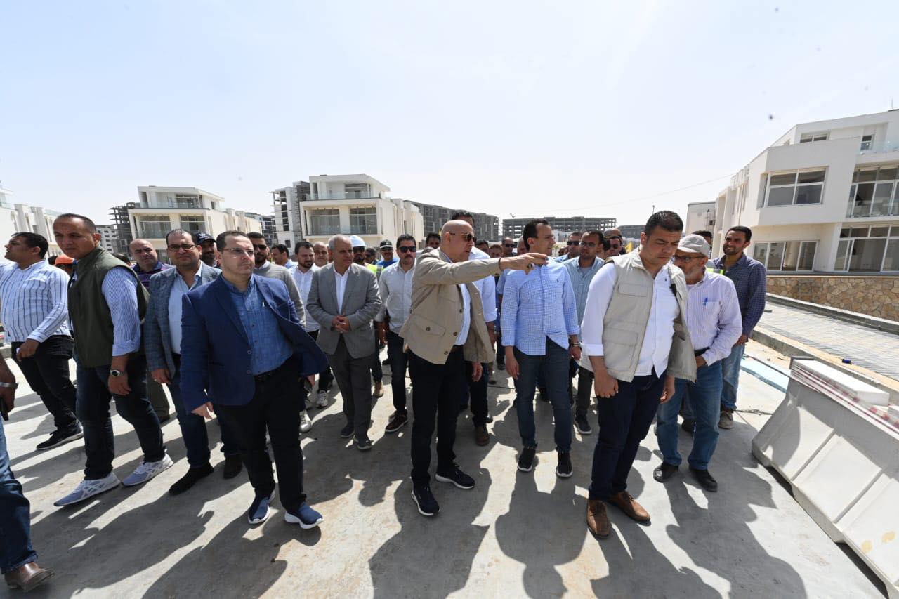 وزير الإسكان يتفقد أعمال التشطيبات بأبراج المنطقة الشاطئية