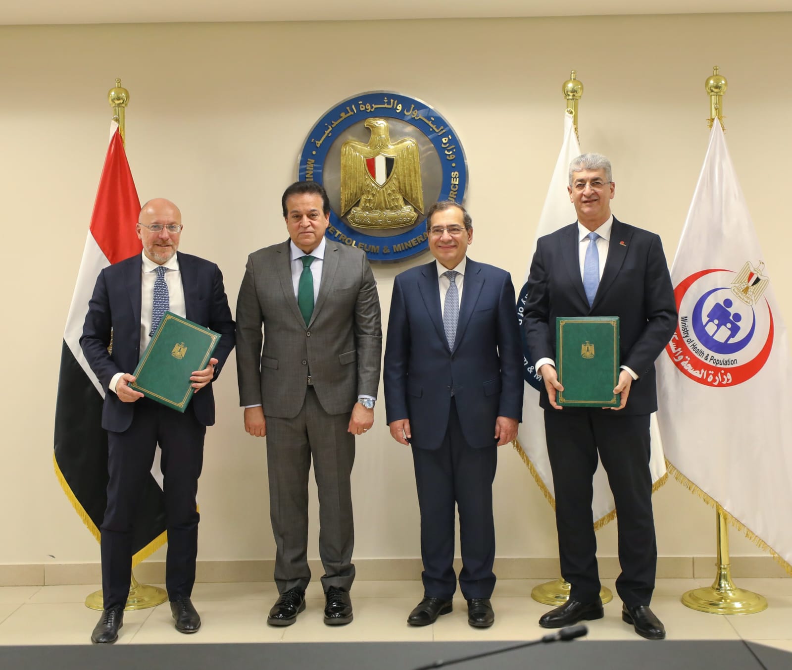 وزيرا البترول والصحة يشهدان توقيع الاتفاقية بشأن تجديد وتطوير قسم الحروق بمستشفى السلام ببورسعيد
