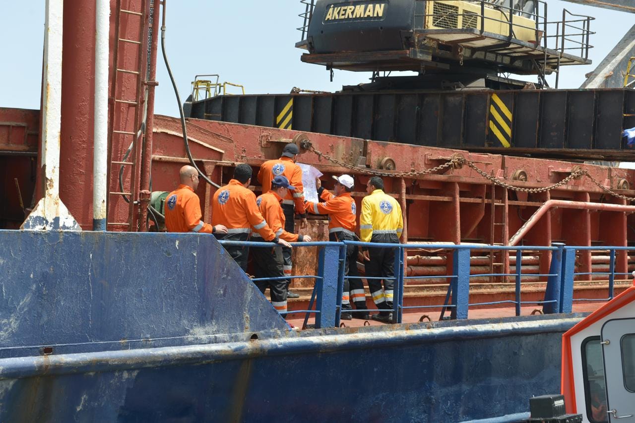 إنقاذ سفينة و طاقمها من الغرق قبل عبورها قناة السويس