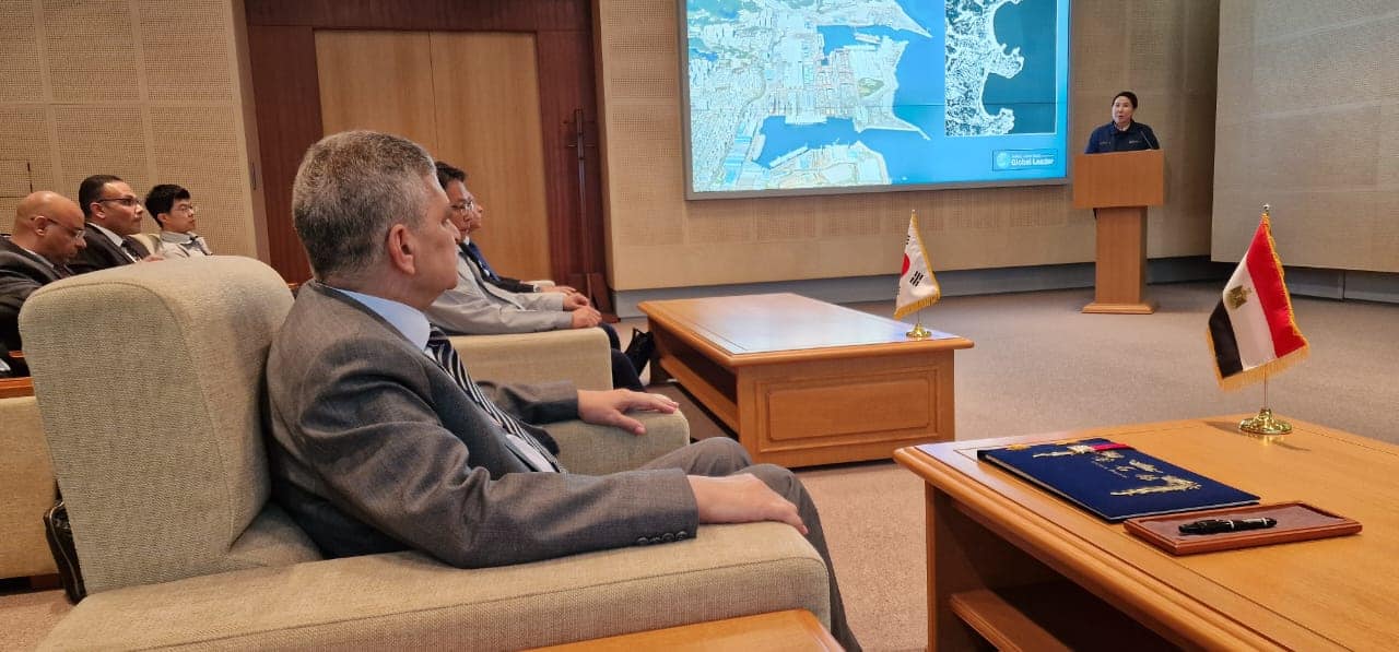 الفريق أسامة ربيع يبحث سبل التعاون في مجال بناء السفن