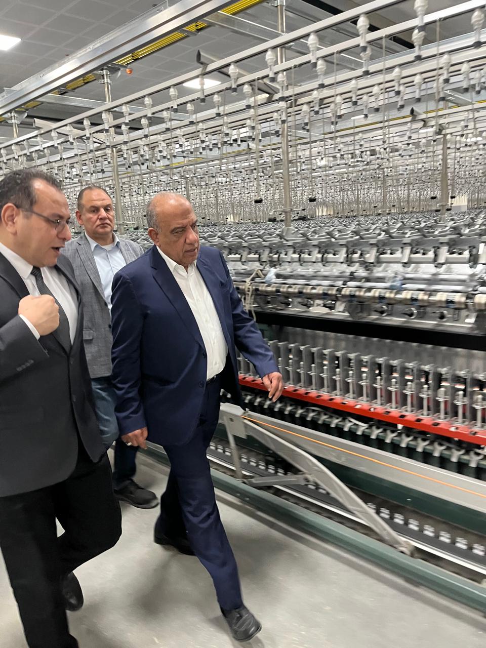 وزير قطاع الأعمال العام يتفقد مصانع شركة مصر للغزل والنسيج