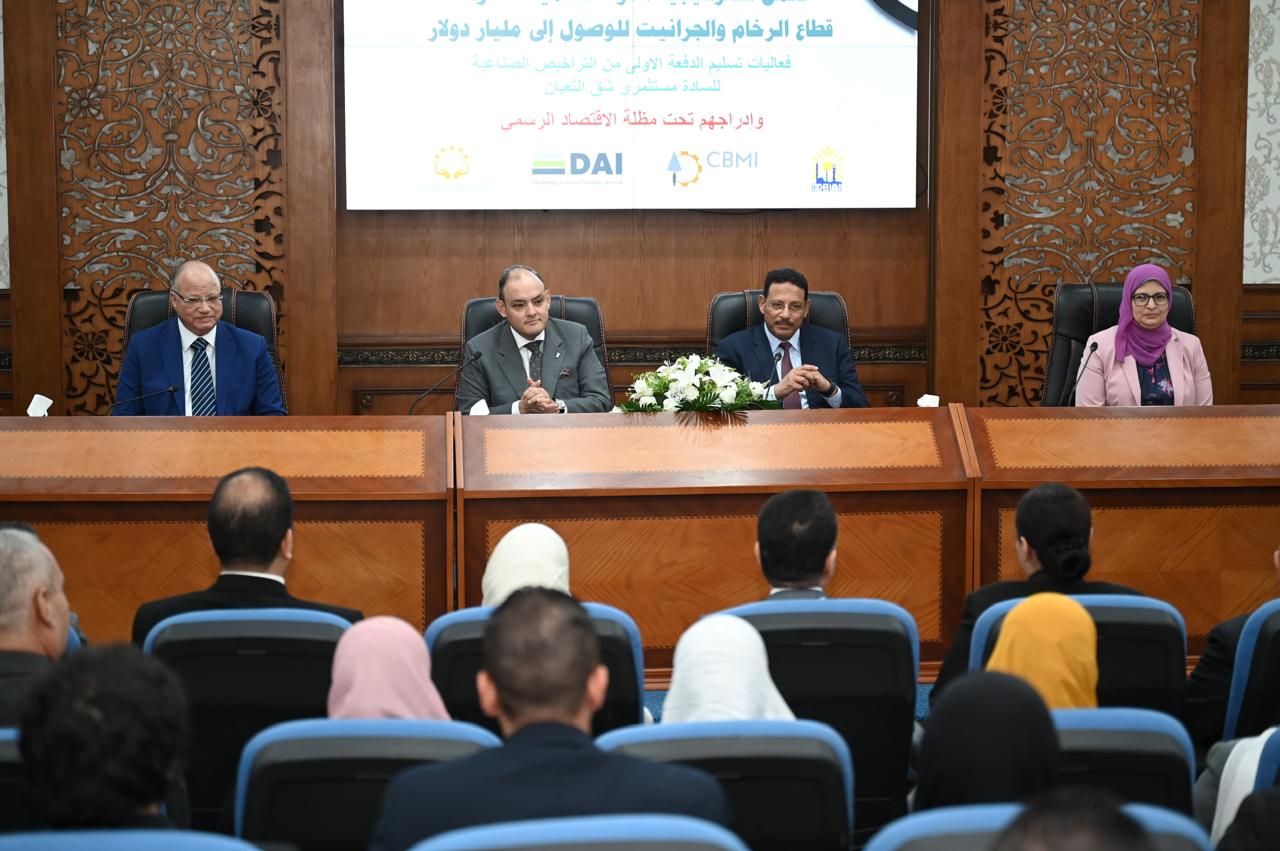 فعاليات تسليم رخص وسجلات صناعية لمصنعي منطقة شق الثعبان