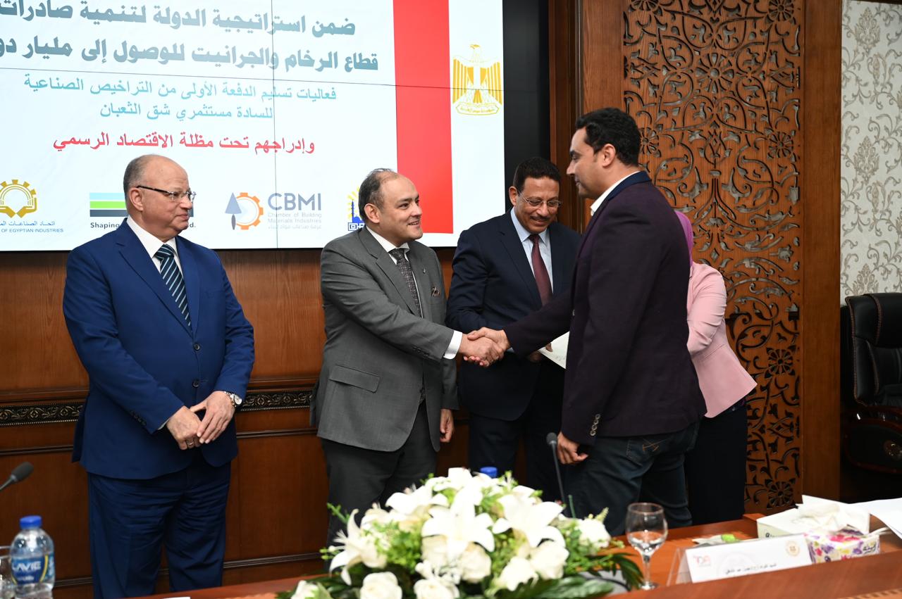 فعاليات تسليم رخص وسجلات صناعية لمصنعي منطقة شق الثعبان