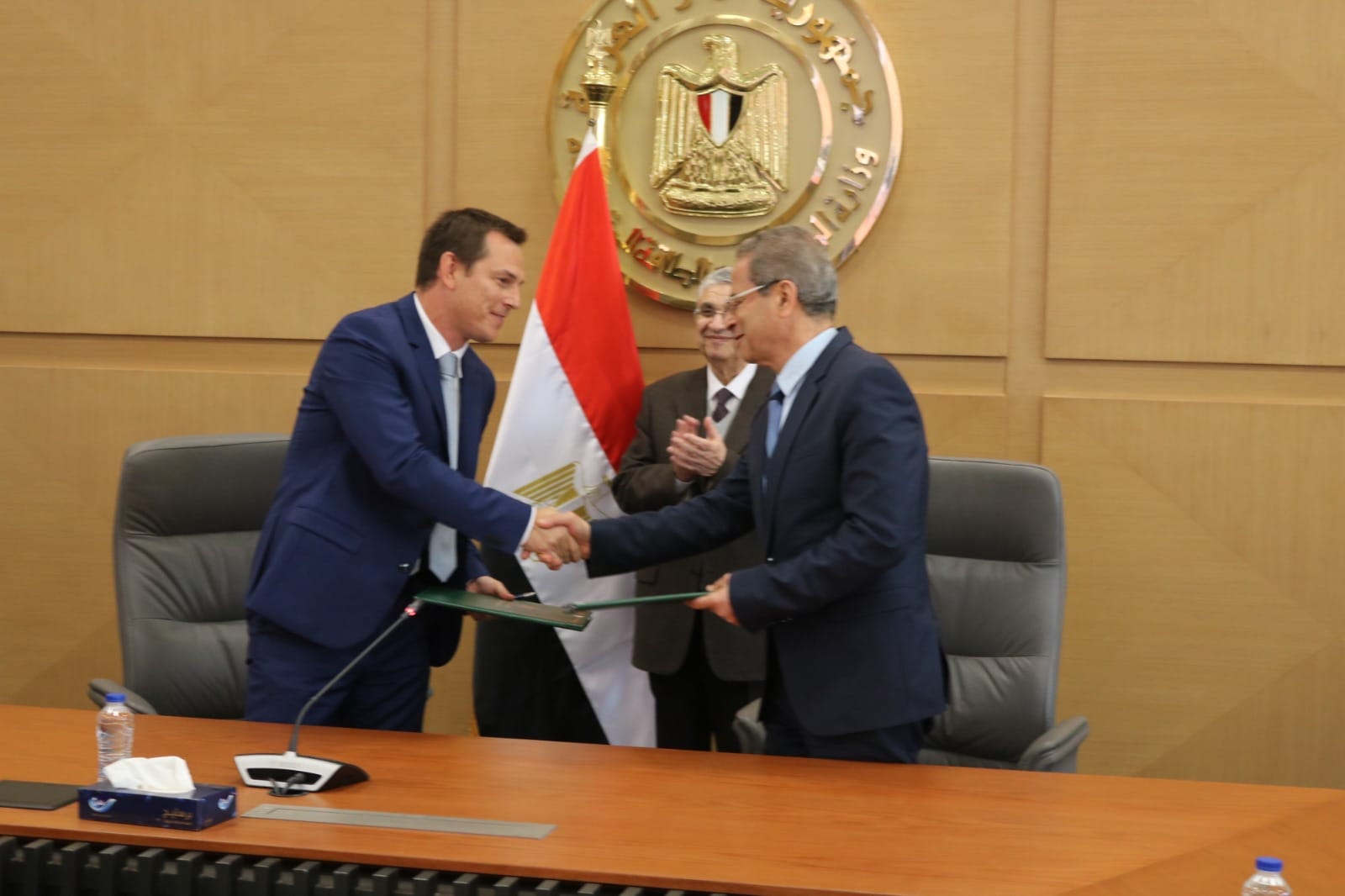 تعاون بين الشركة القابضة لكهرباء مصر وشركة شنايدر الكتريك