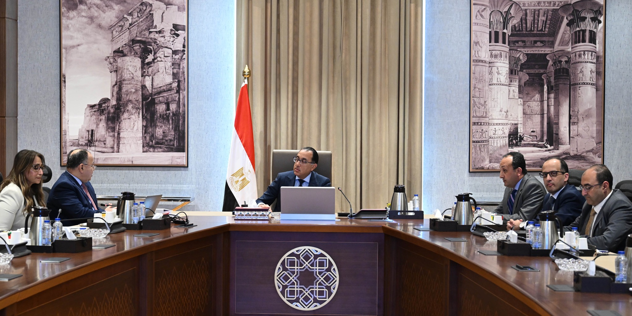 رئيس الوزراء مع وزير المالية