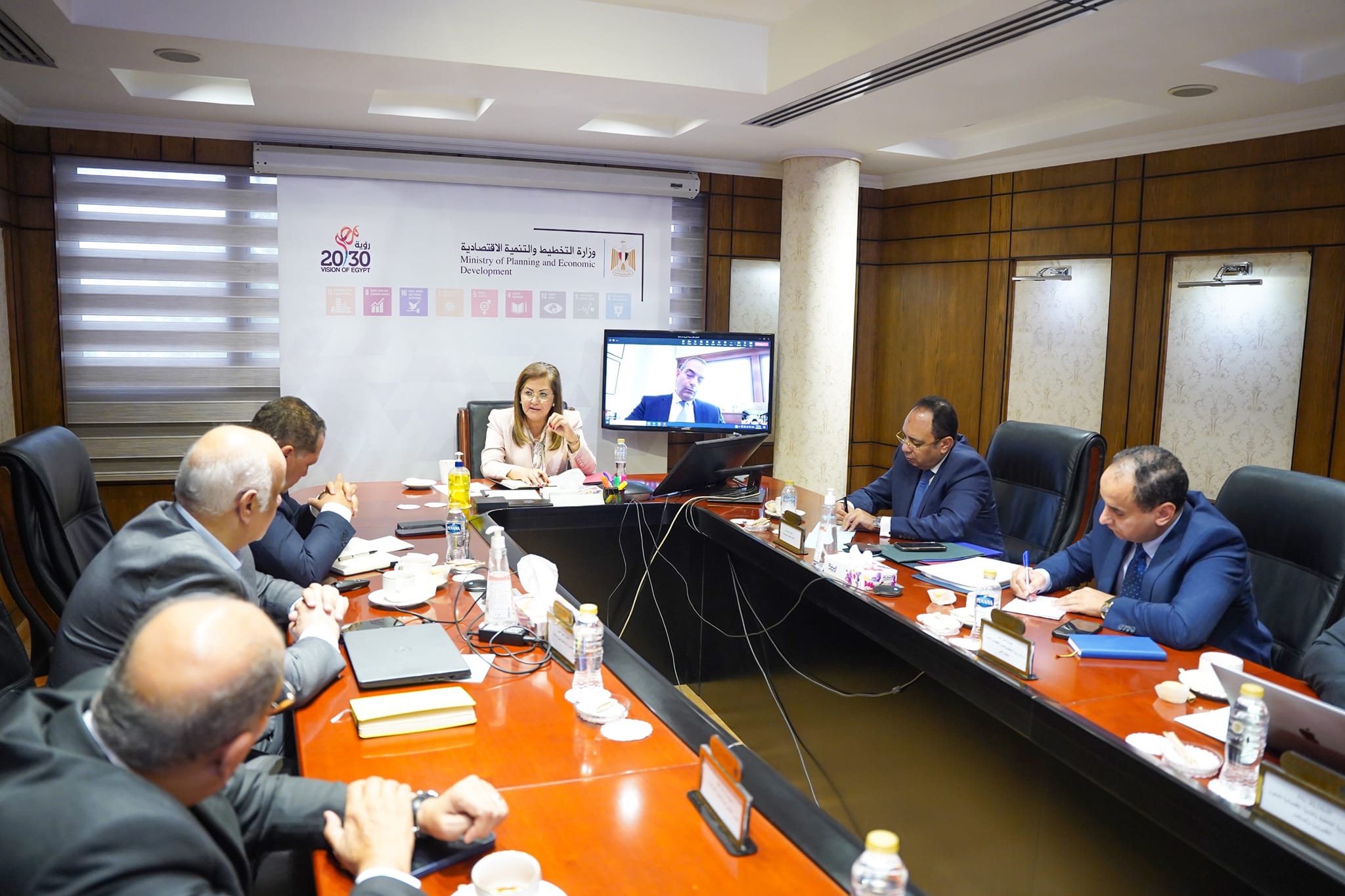 وزيرة التخطيط مع رئيس مجلس إدارة مدينة طربول الصناعية