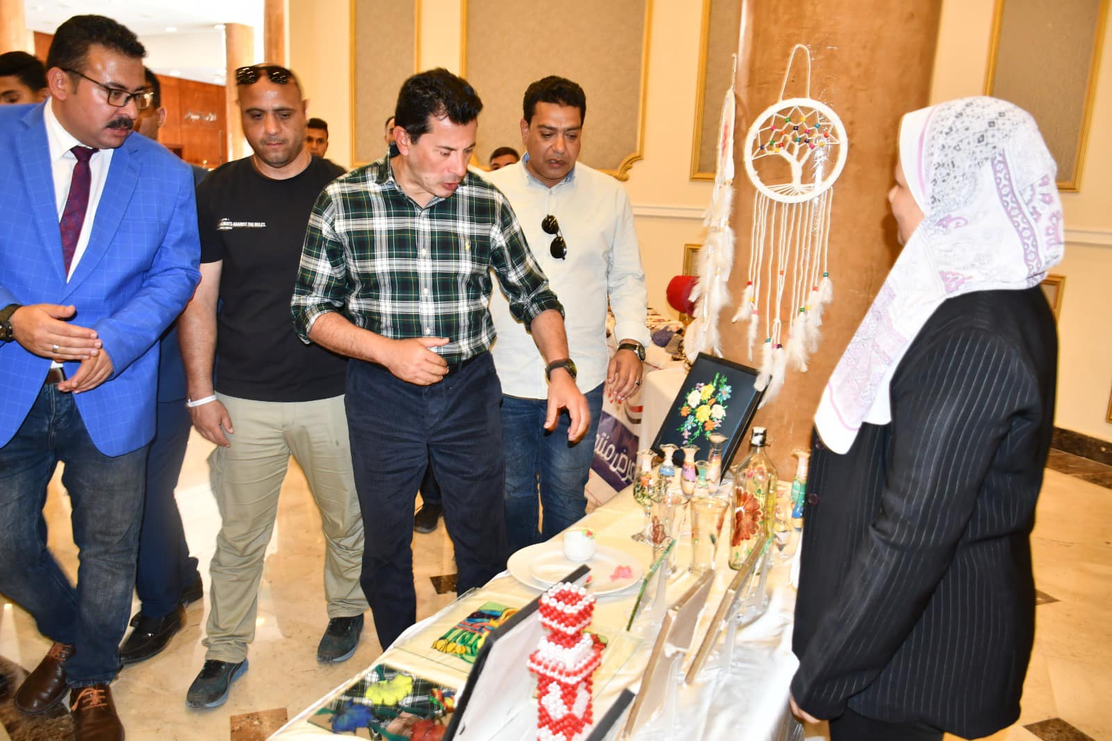 وزير الرياضة يفتتح معرض للحرف اليدوية بالمدينة الشبابية بشرم الشيخ