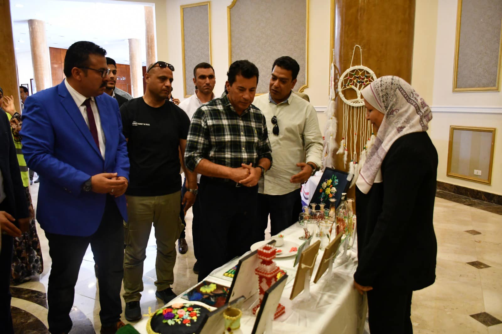 وزير الرياضة يفتتح معرض للحرف اليدوية بالمدينة الشبابية بشرم الشيخ