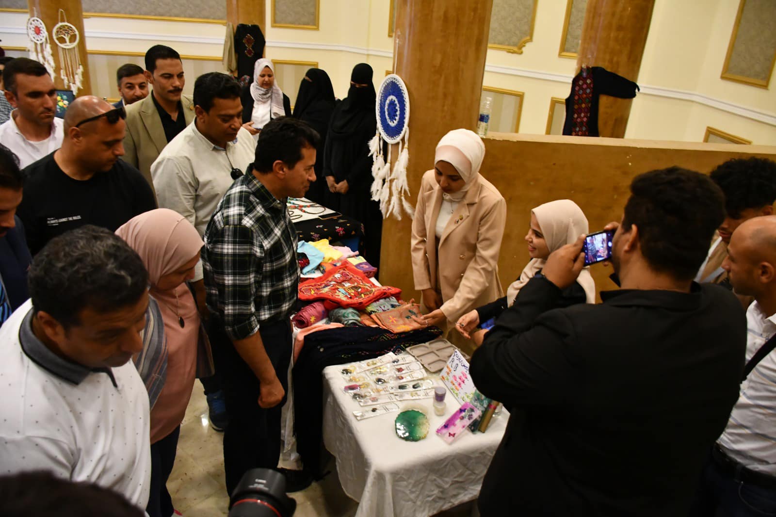 وزير الرياضة يفتتح معرض للحرف اليدوية بالمدينة الشبابية بشرم الشيخ