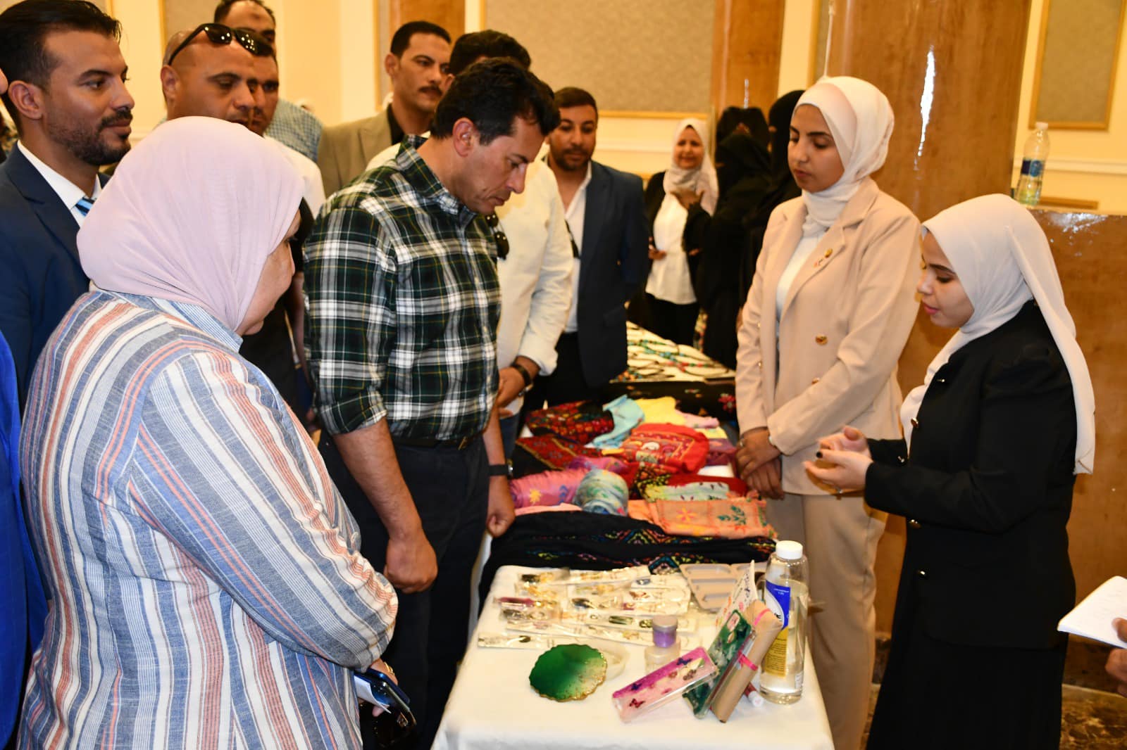 وزير الرياضة يفتتح معرض للحرف اليدوية بالمدينة الشبابية بشرم الشيخ