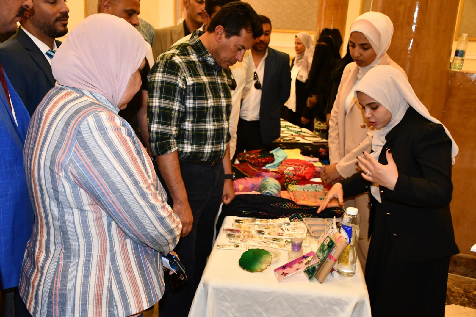 وزير الرياضة يفتتح معرض للحرف اليدوية بالمدينة الشبابية بشرم الشيخ