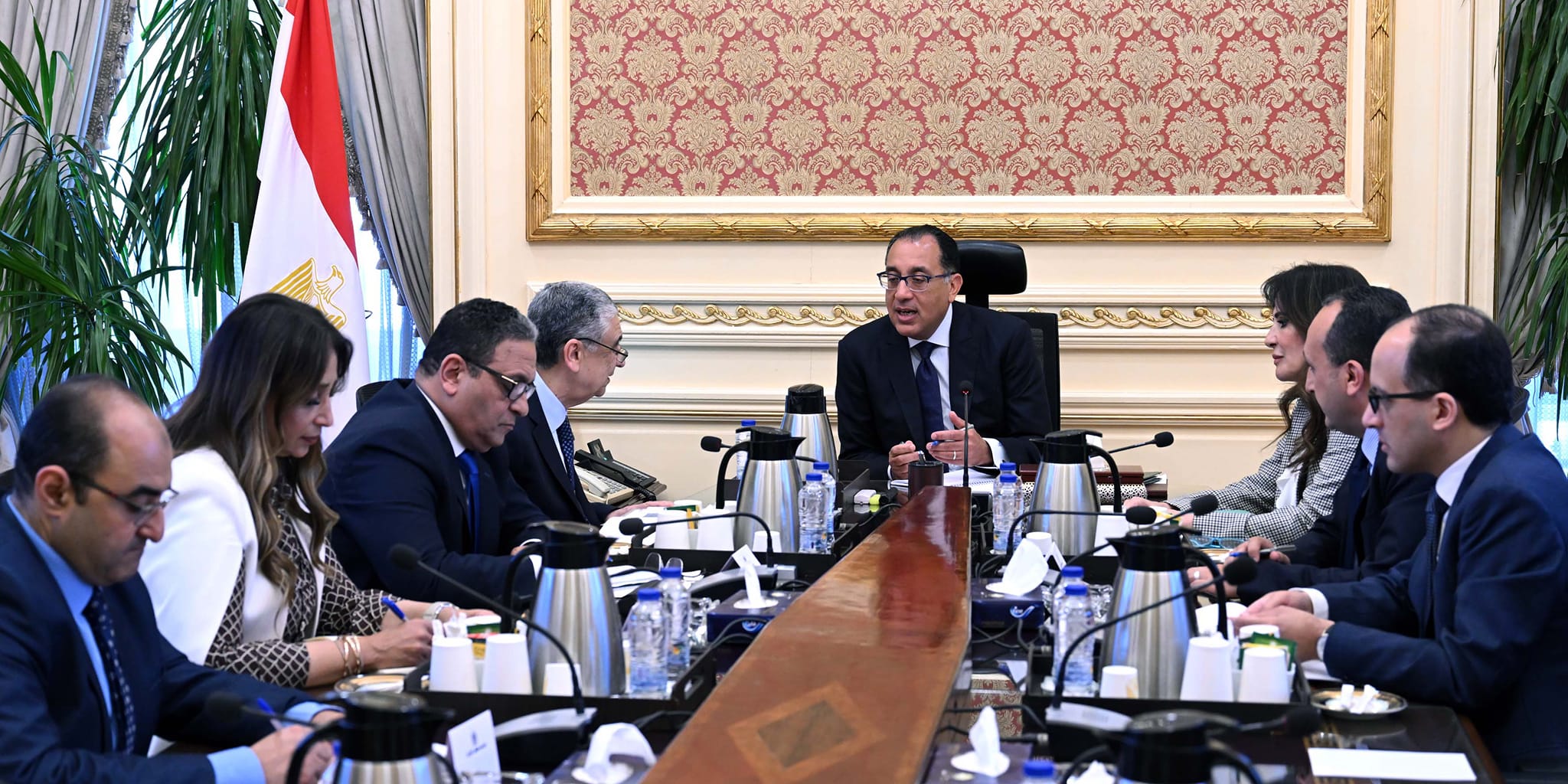 رئيس الوزراء مع وزير الكهرباء
