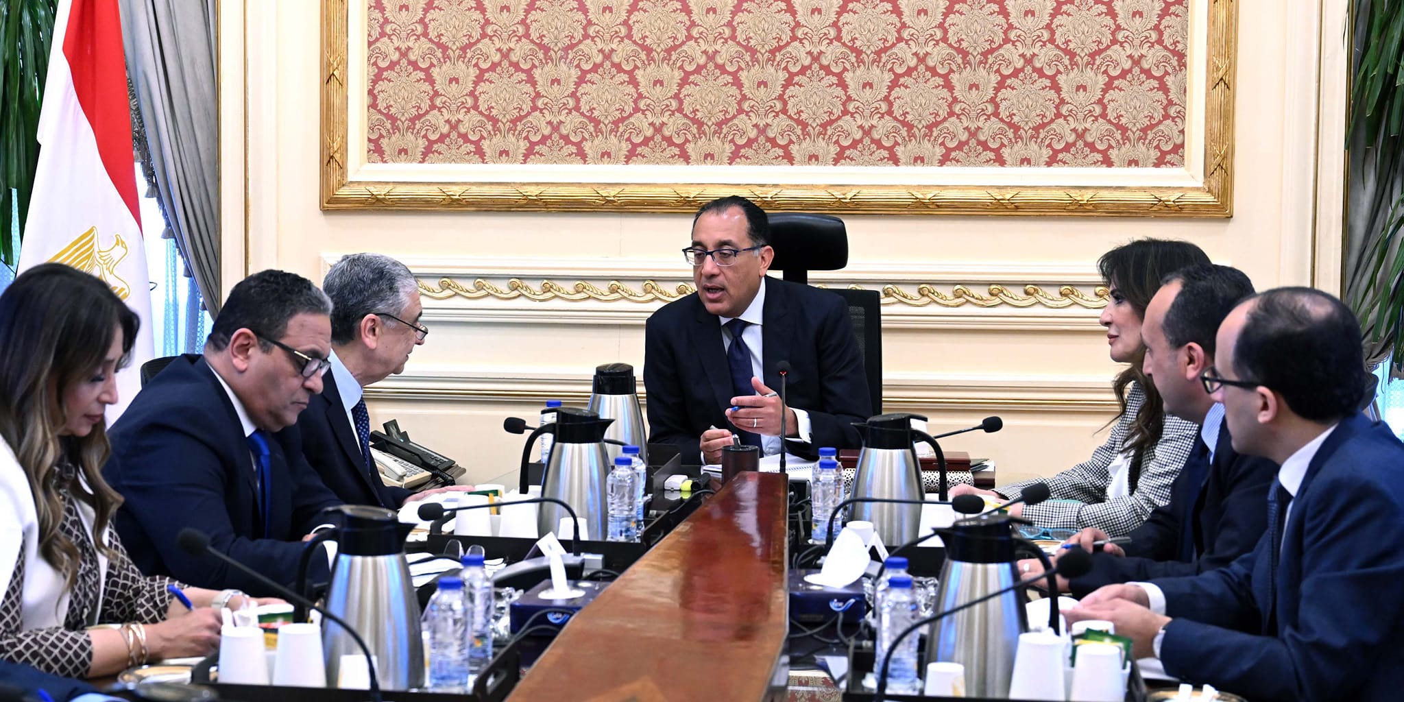 رئيس الوزراء مع وزير الكهرباء