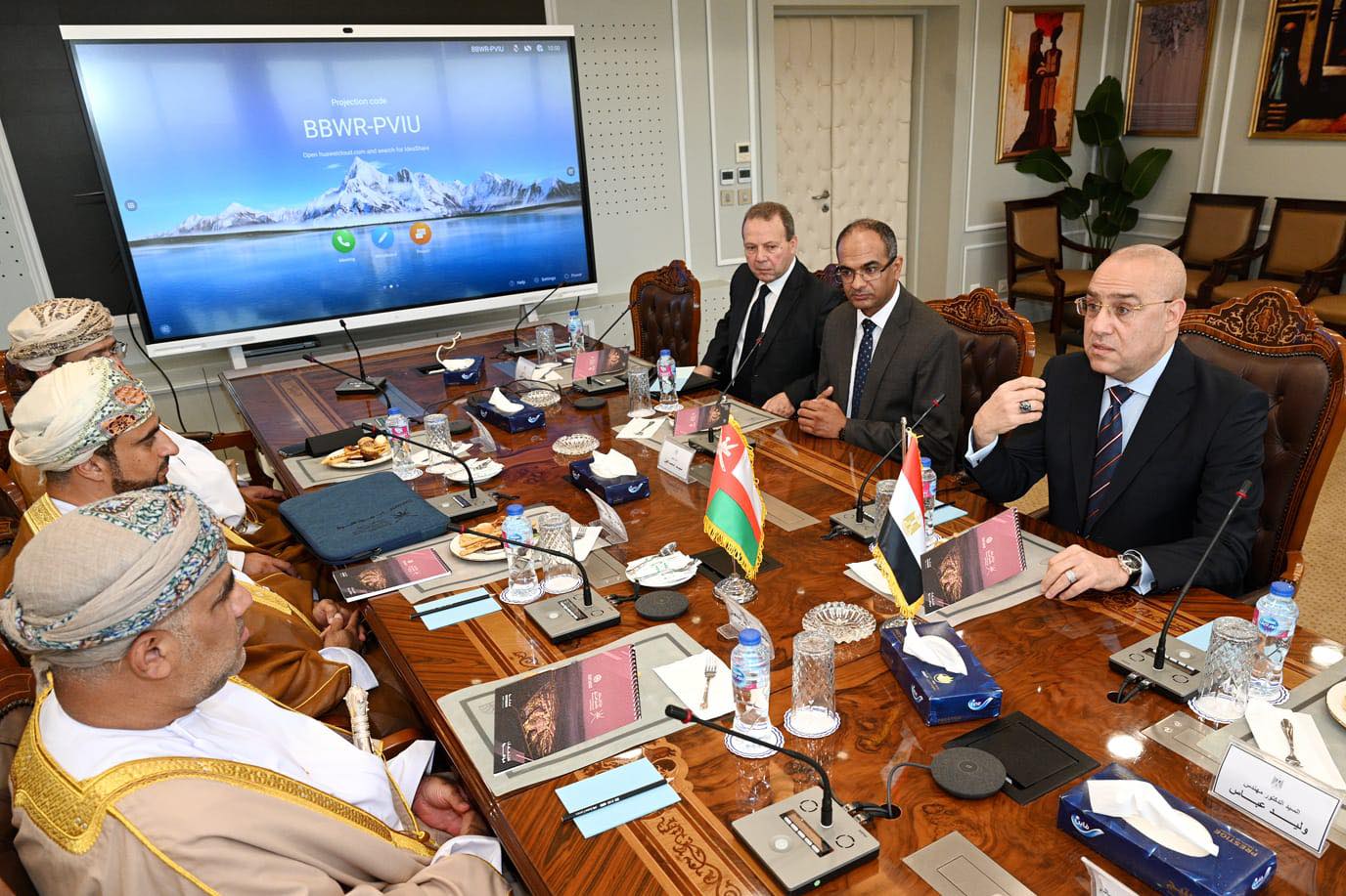 وزير الإسكان يجتمع مع نظيره العماني