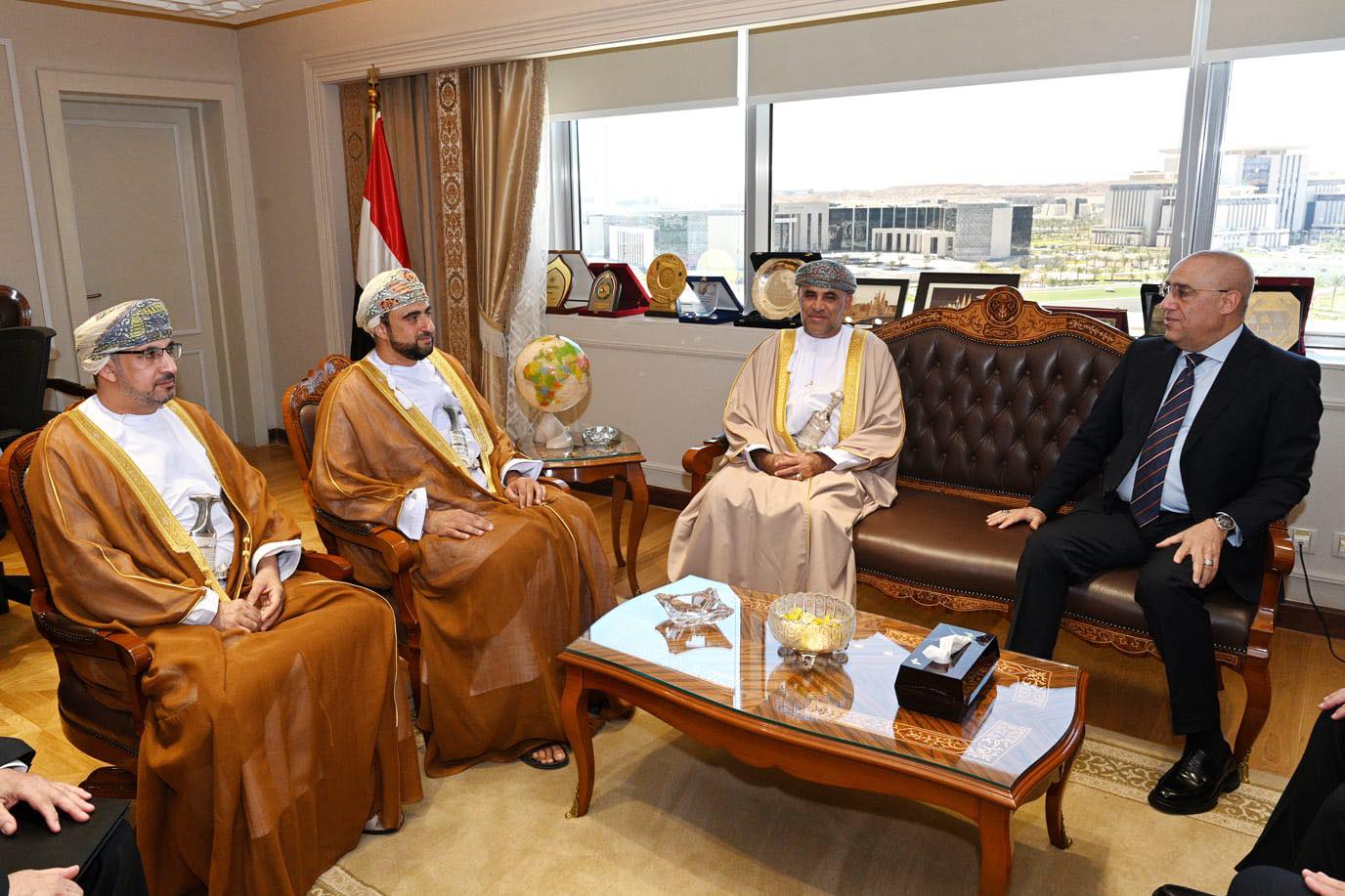 وزير الإسكان يجتمع مع نظيره العماني