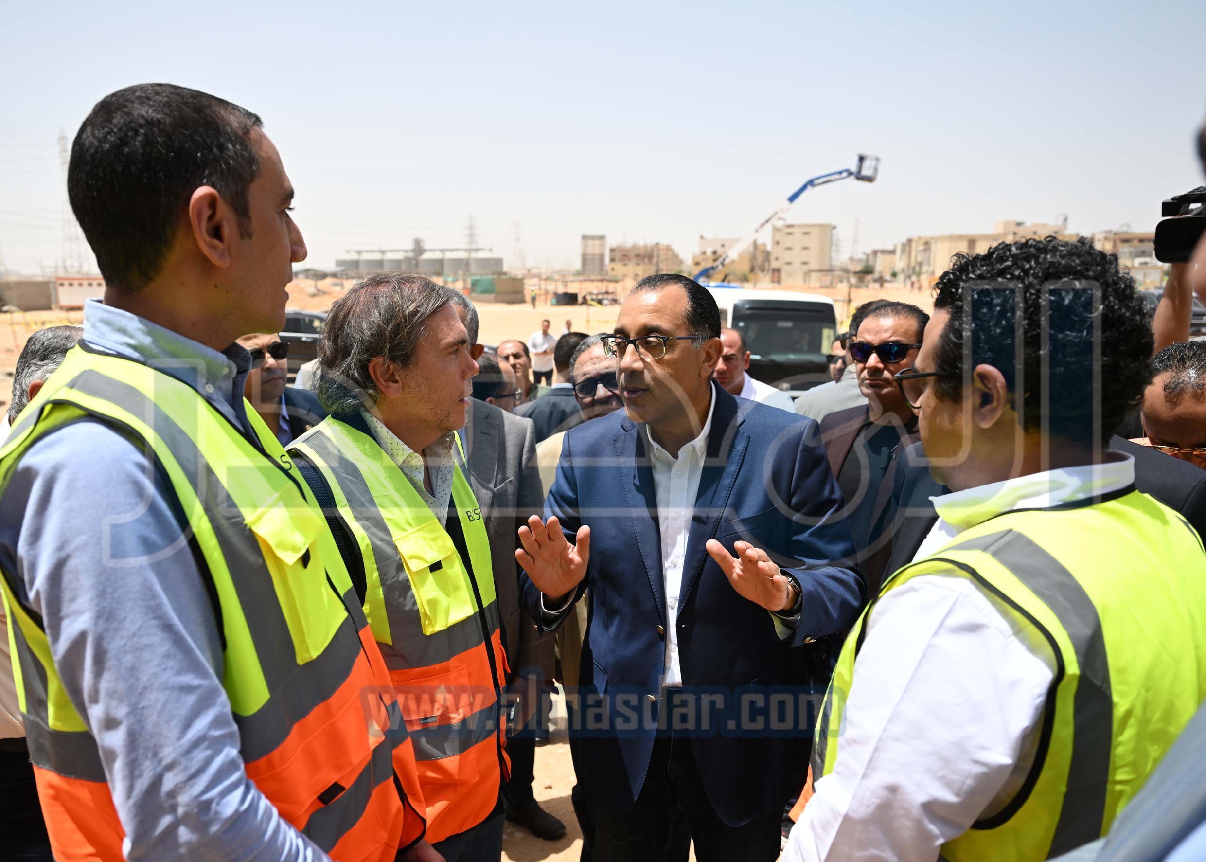 مدبولي يتفقد مشروع إنشاء مصنع