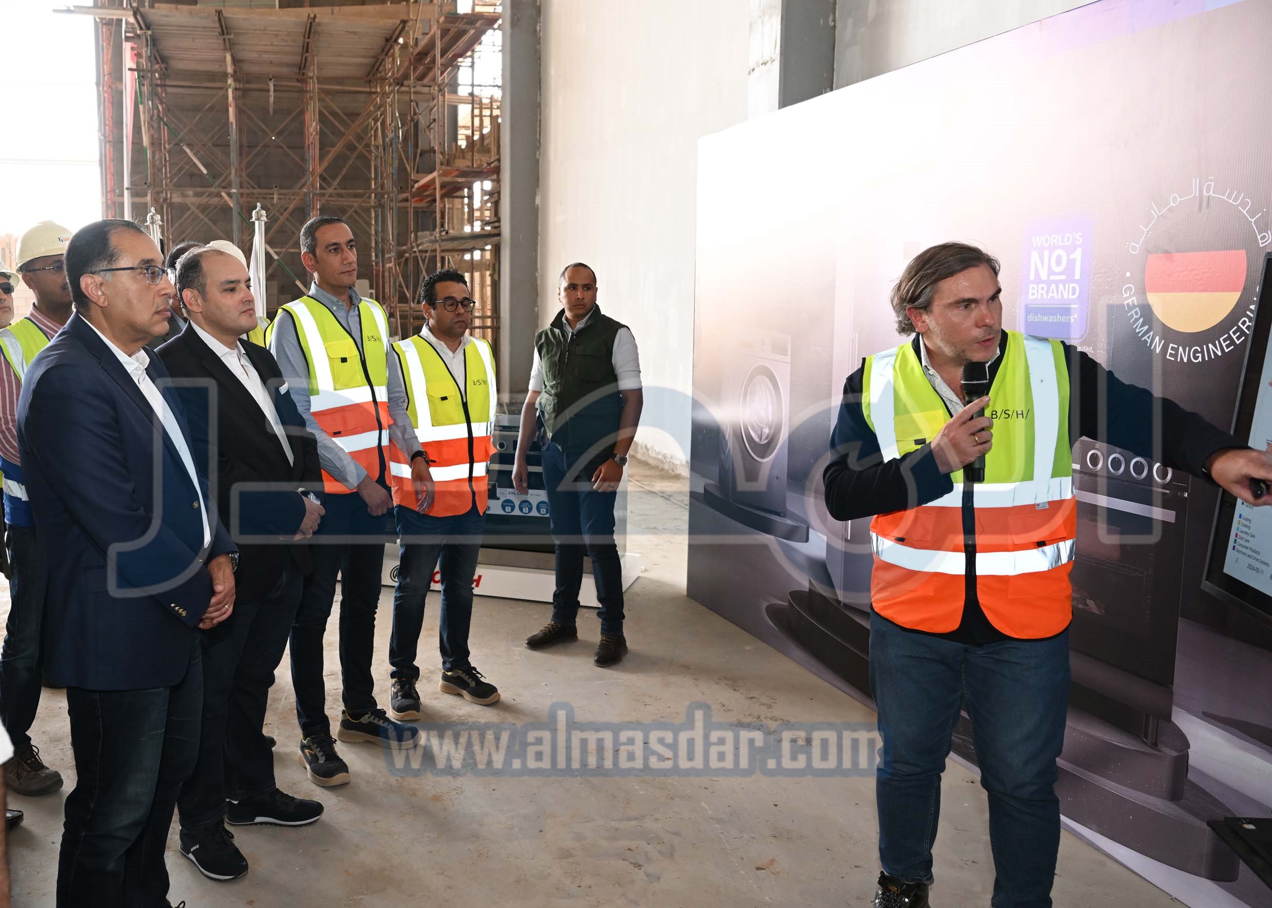 مدبولي يتفقد مشروع إنشاء مصنع